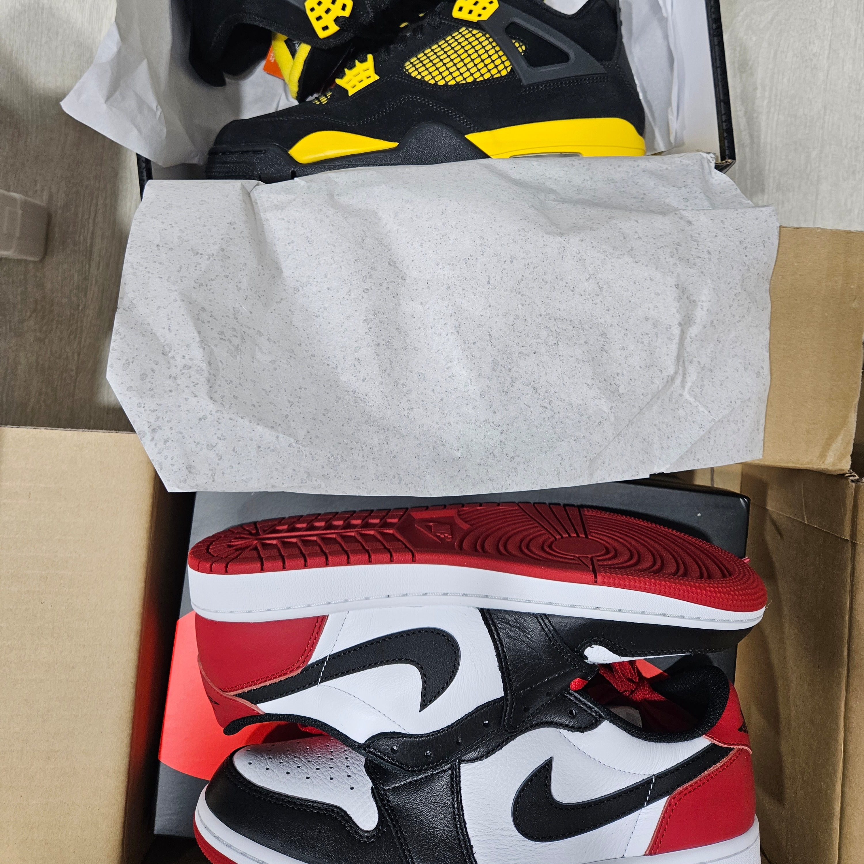 Jordan 1 Retro Low OG Black Toe, Jordan 4 Retro Thunder 2023 착용 스타일