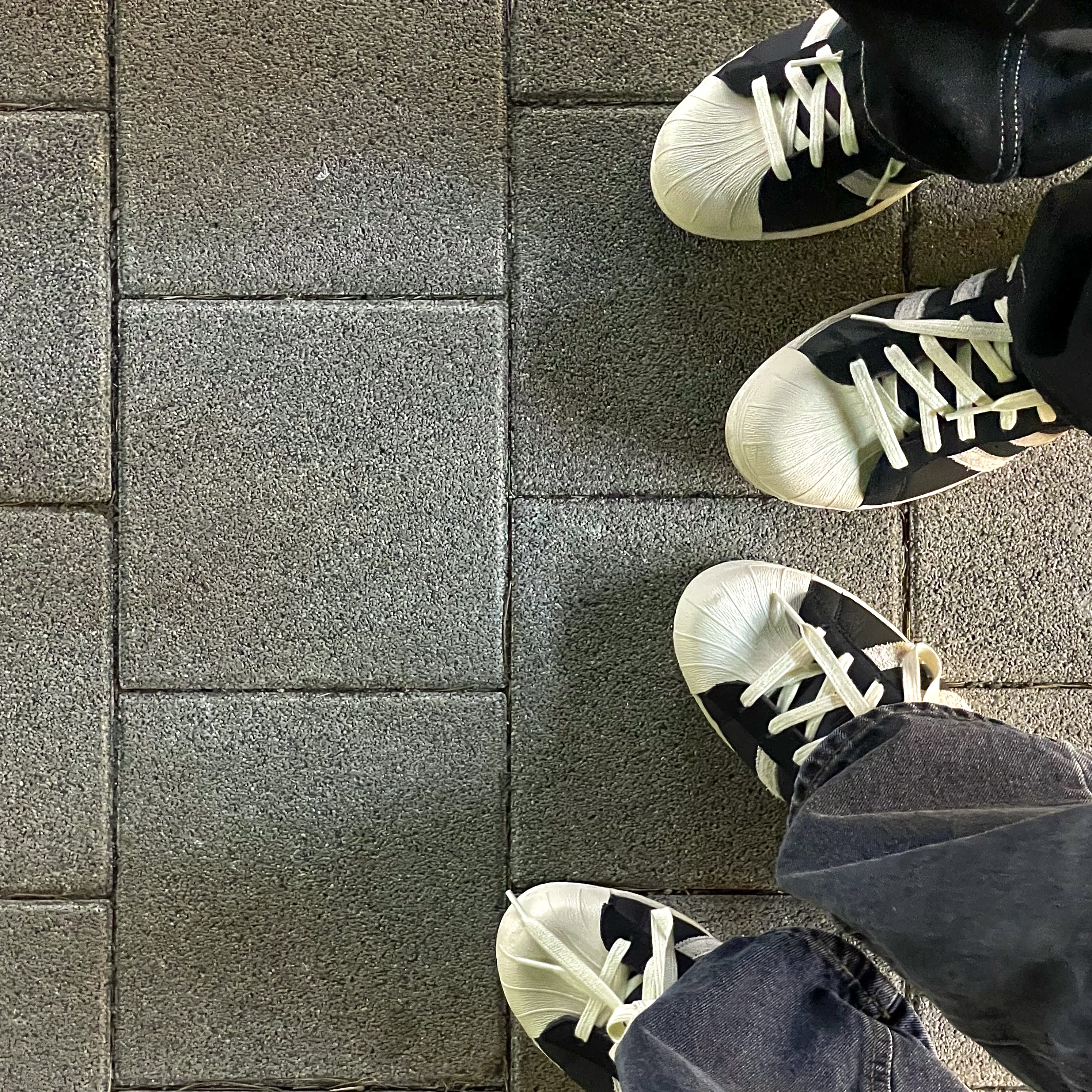 Adidas Superstar 82 Black White 착용 스타일