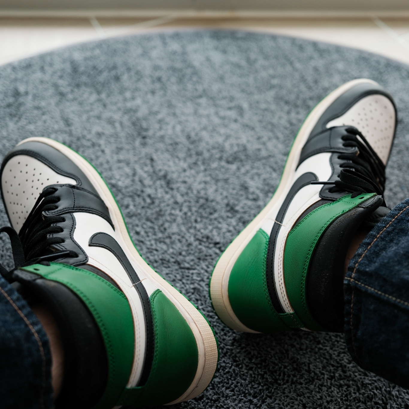 Jordan 1 Retro High OG Black and Lucky Green 착용 스타일 - 1