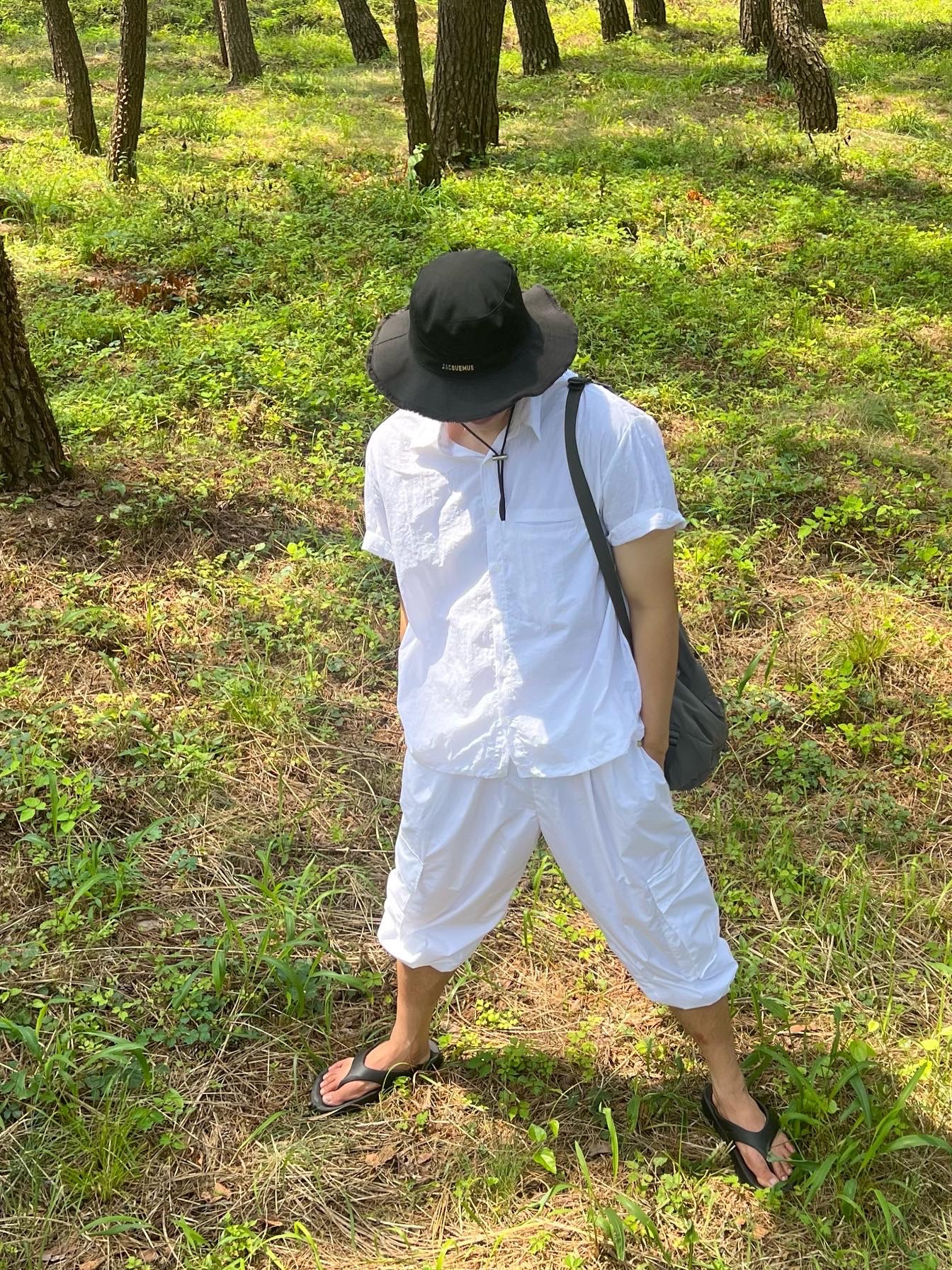Oofos OOriginal Black, Jacquemus Le Bob Artichaut Bucket Hat Black 착용 스타일 - 1