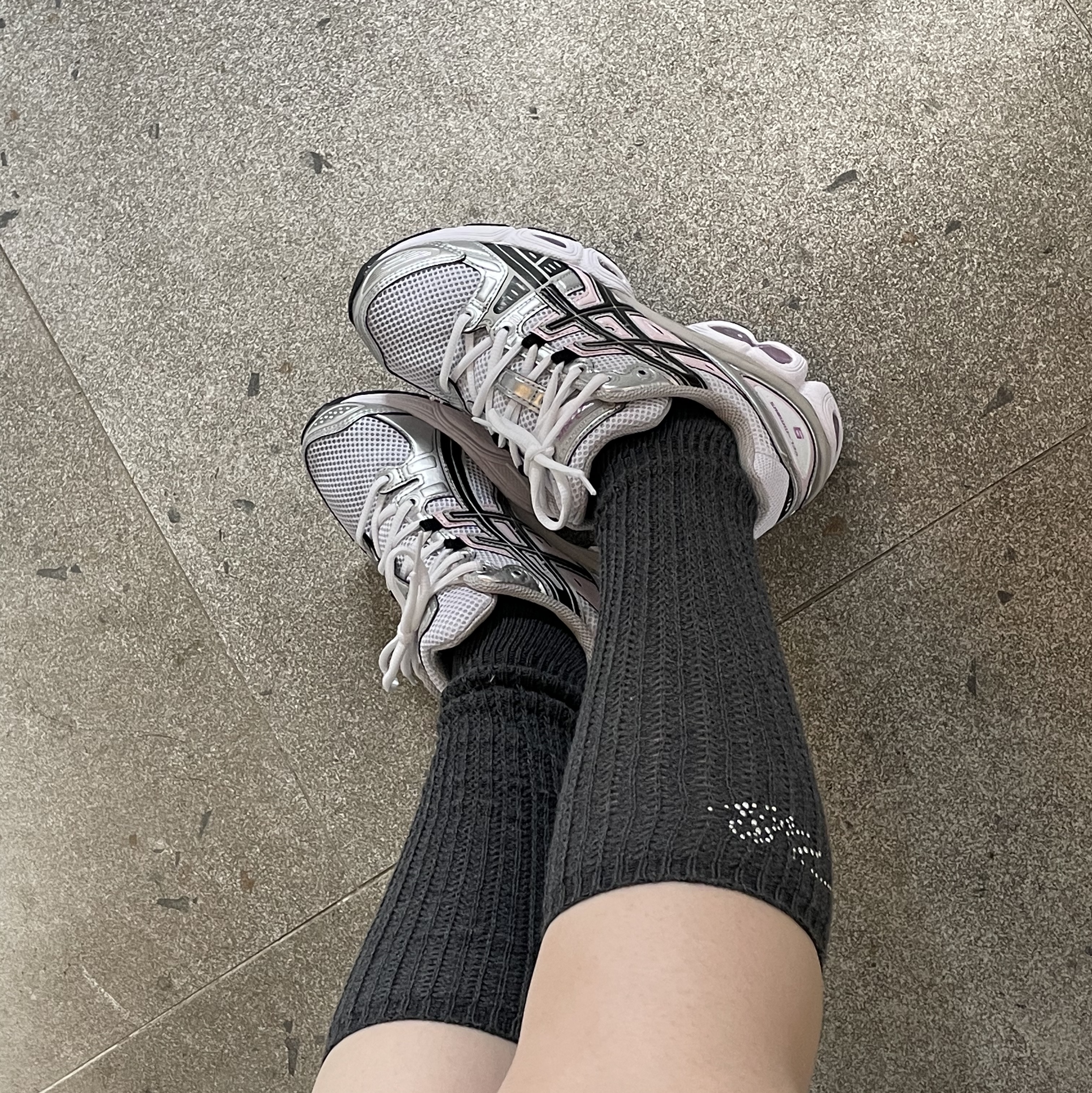(W) Asics Gel-Nimbus 9 White Black 착용 스타일 - 2