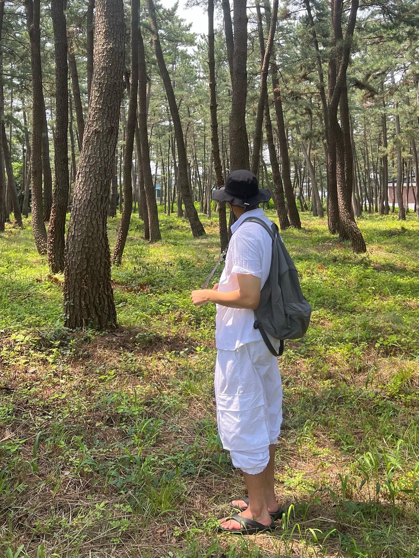 Oofos OOriginal Black, Jacquemus Le Bob Artichaut Bucket Hat Black 착용 스타일 - 3
