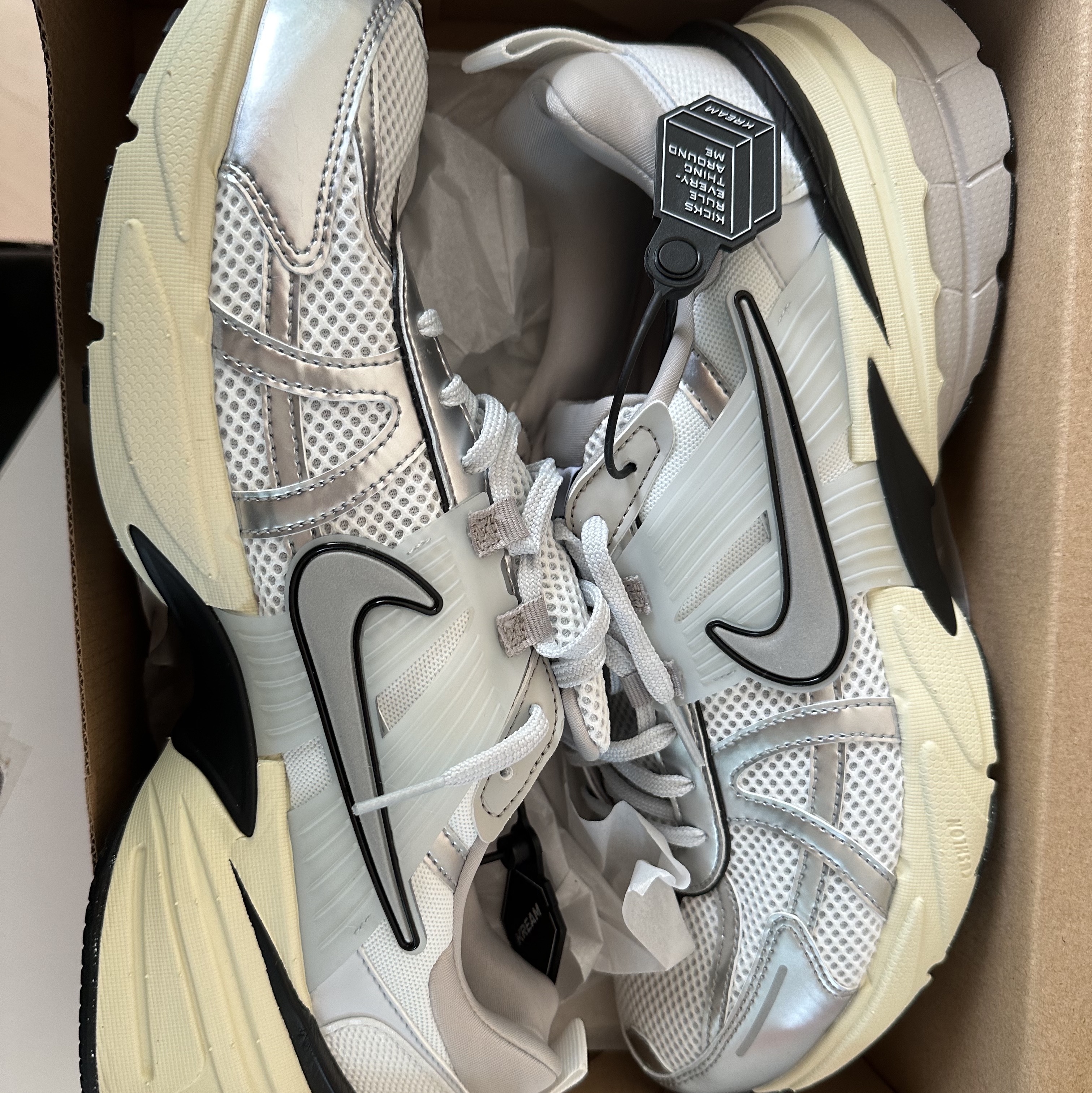 Nike V2K Run Summit White Metallic Silver 착용 스타일 - 1