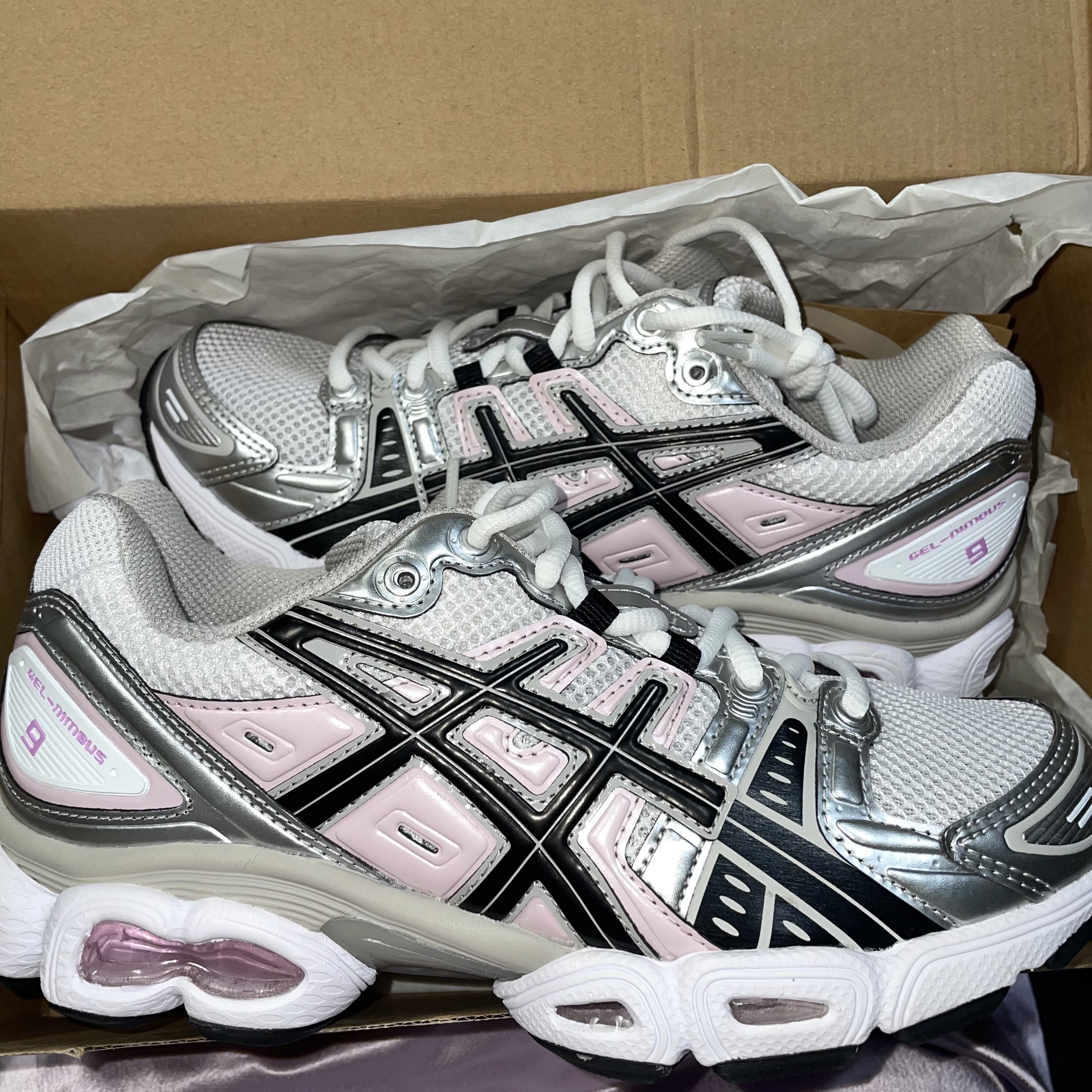 (W) Asics Gel-Nimbus 9 White Black 착용 스타일 - 1