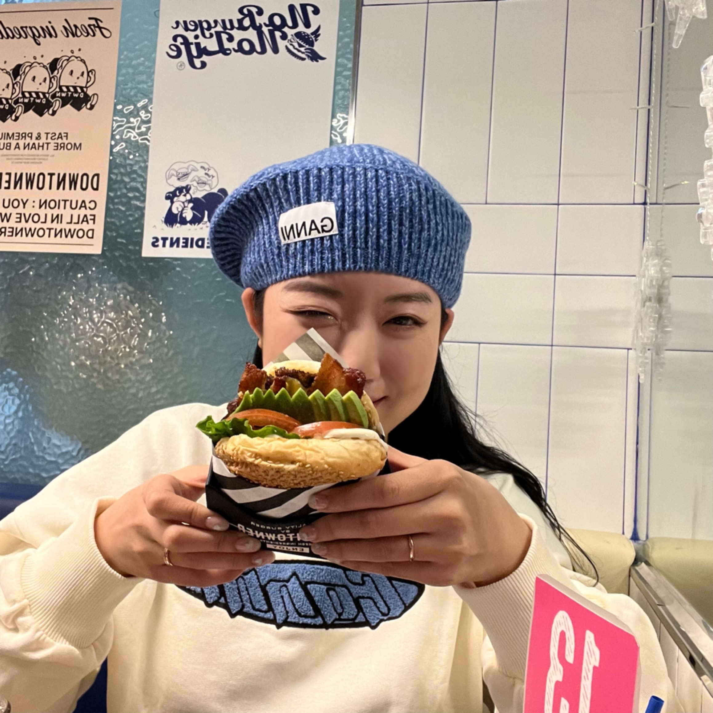 (W) Ganni Artwork Logo Sweatshirt Egret - 22FW, (W) Ganni Wool Beret Granada Sky 착용 스타일