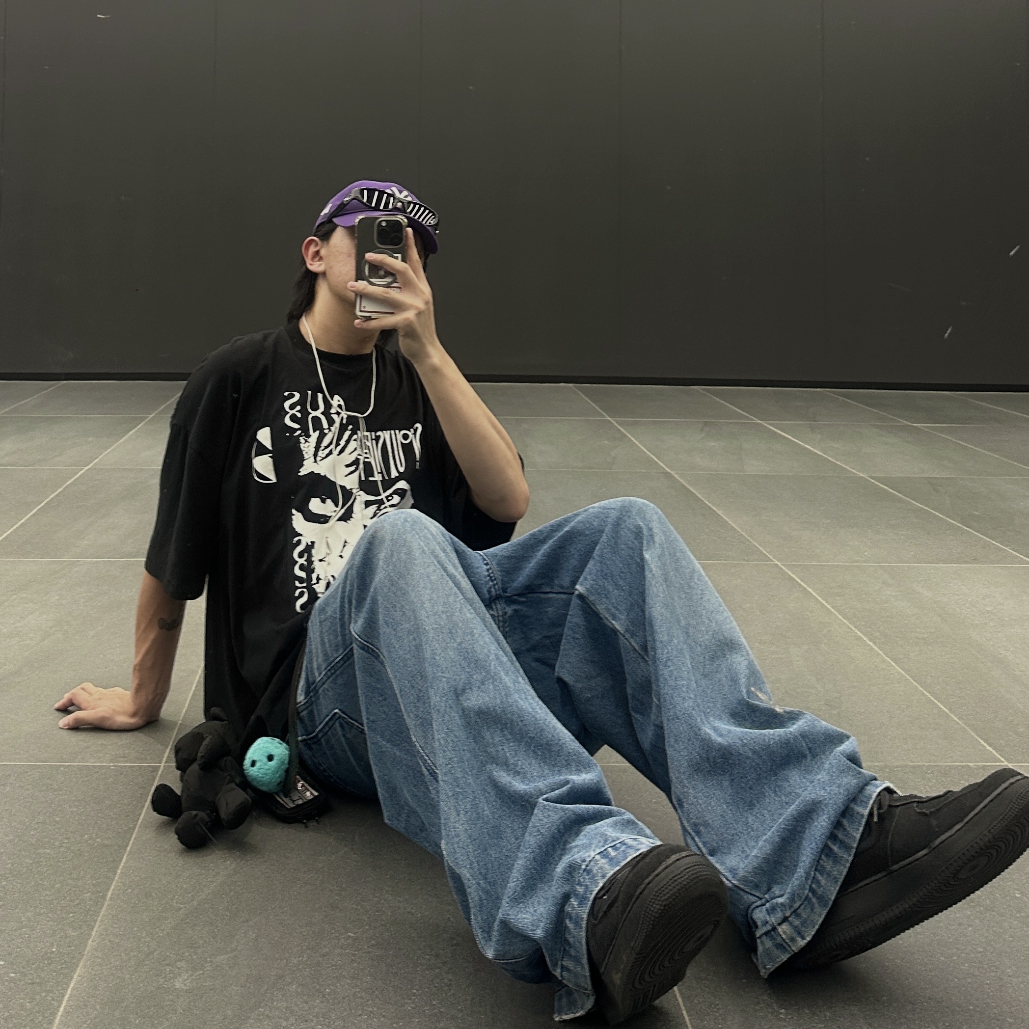 Stussy Fuzzy Dice Keychain Teal, Nike x Stussy Air Force 1 Low Triple Black 착용 스타일 - 3