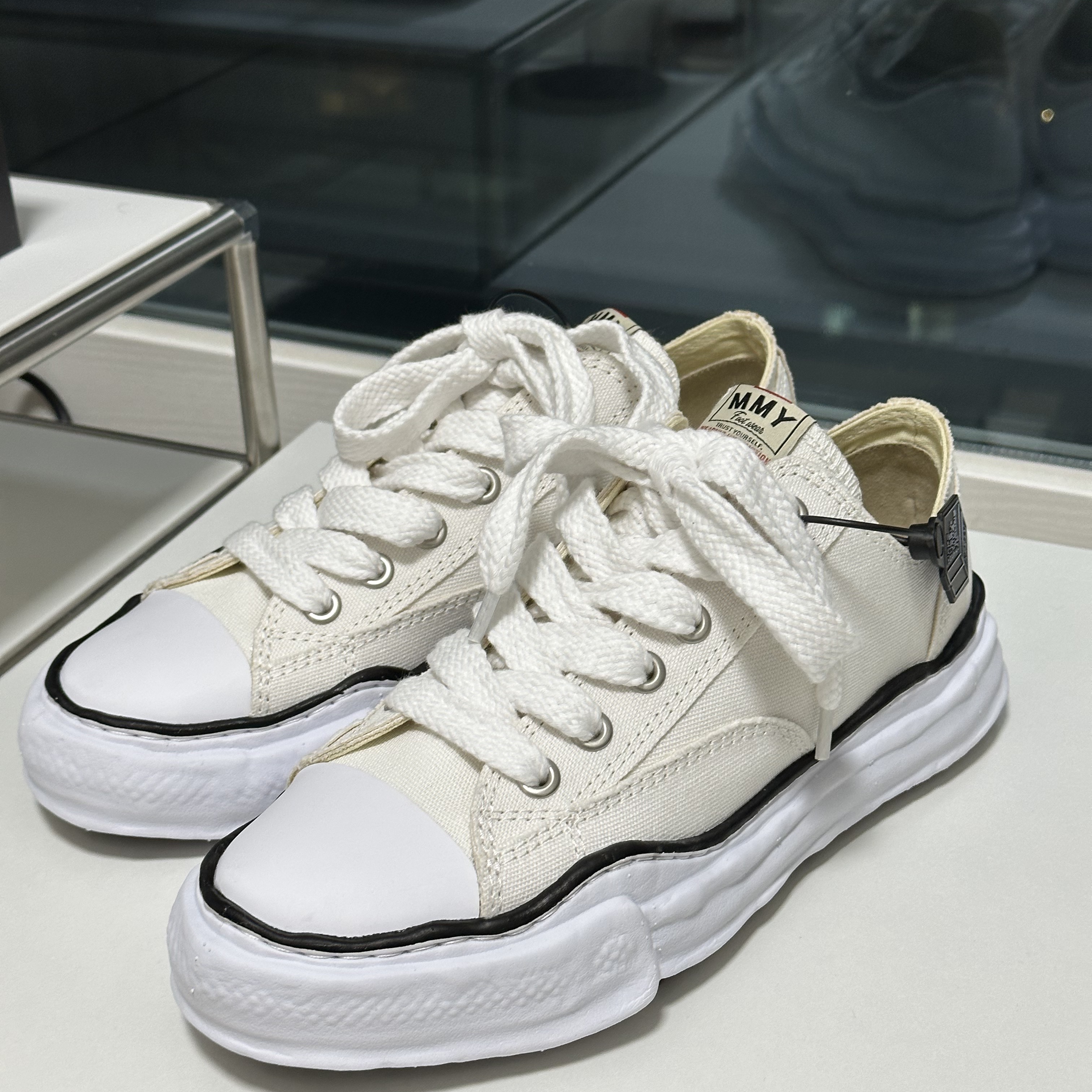 Maison Mihara Yasuhiro Peterson OG Sole Canvas Low Sneakers White 착용 스타일