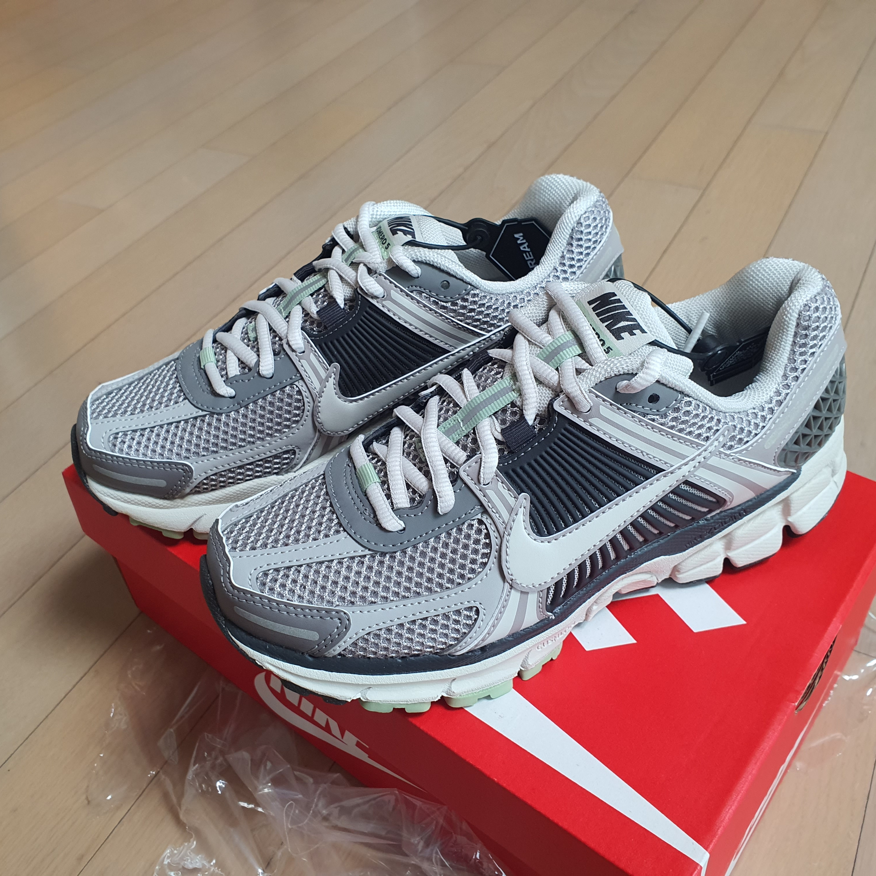 (W) Nike Zoom Vomero 5 Cobblestone and Flat Pewter 착용 스타일