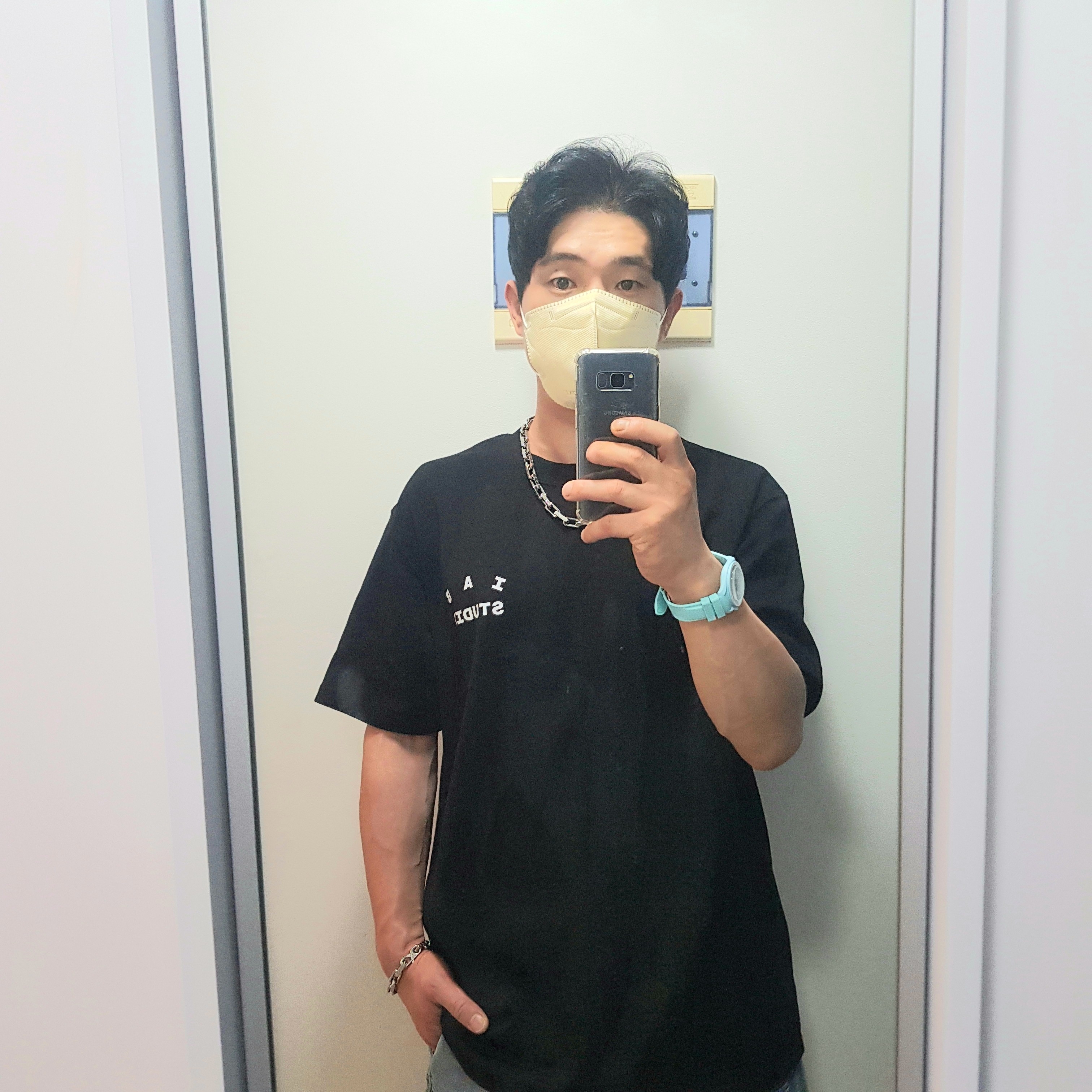 IAB Studio 10th Anniversary T-Shirts Pack White & Black (2 Pack), Louis Vuitton Monogram Chain Necklace Silver 착용 스타일 - 3