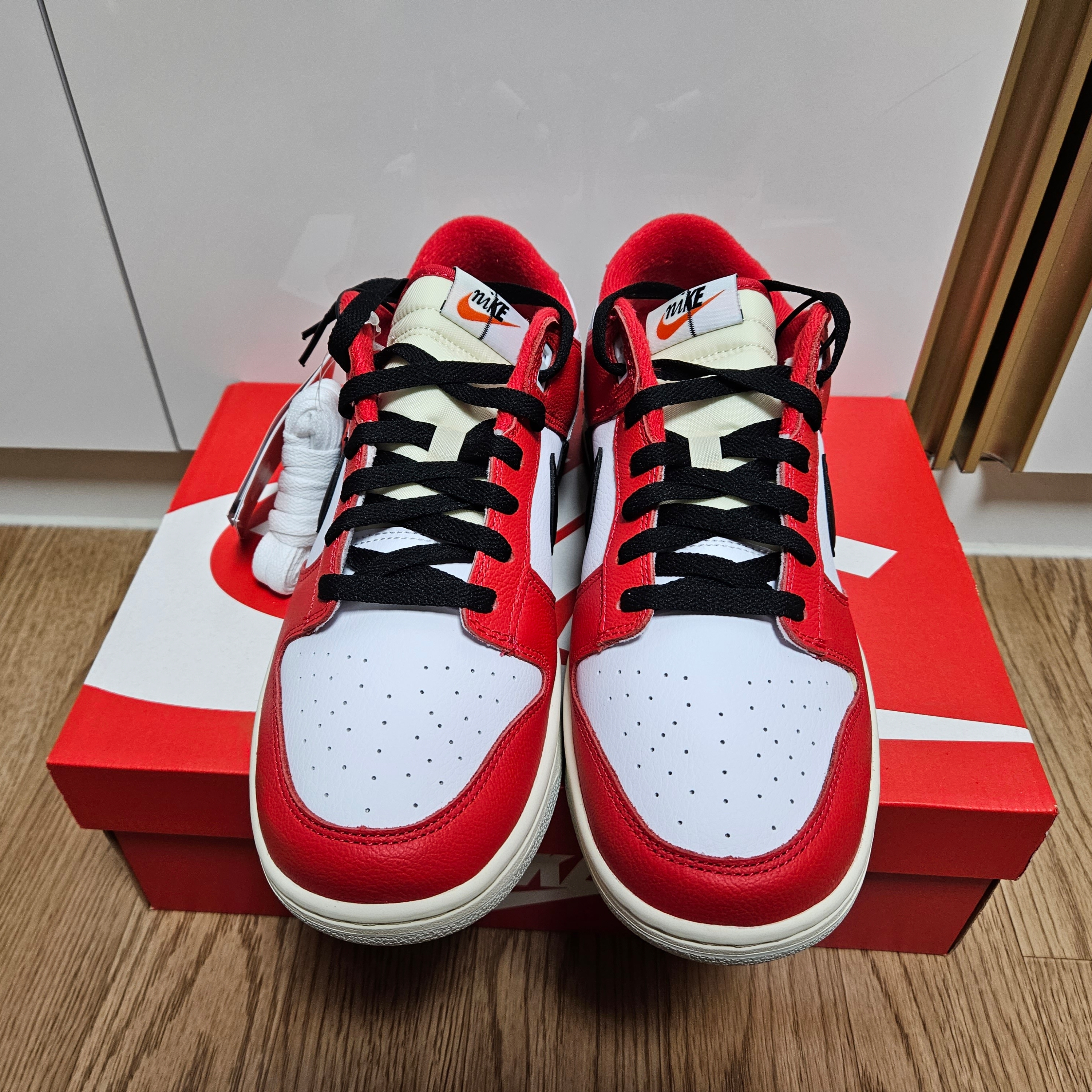 Nike Dunk Low Retro PRM University Red Black 착용 스타일 - 2