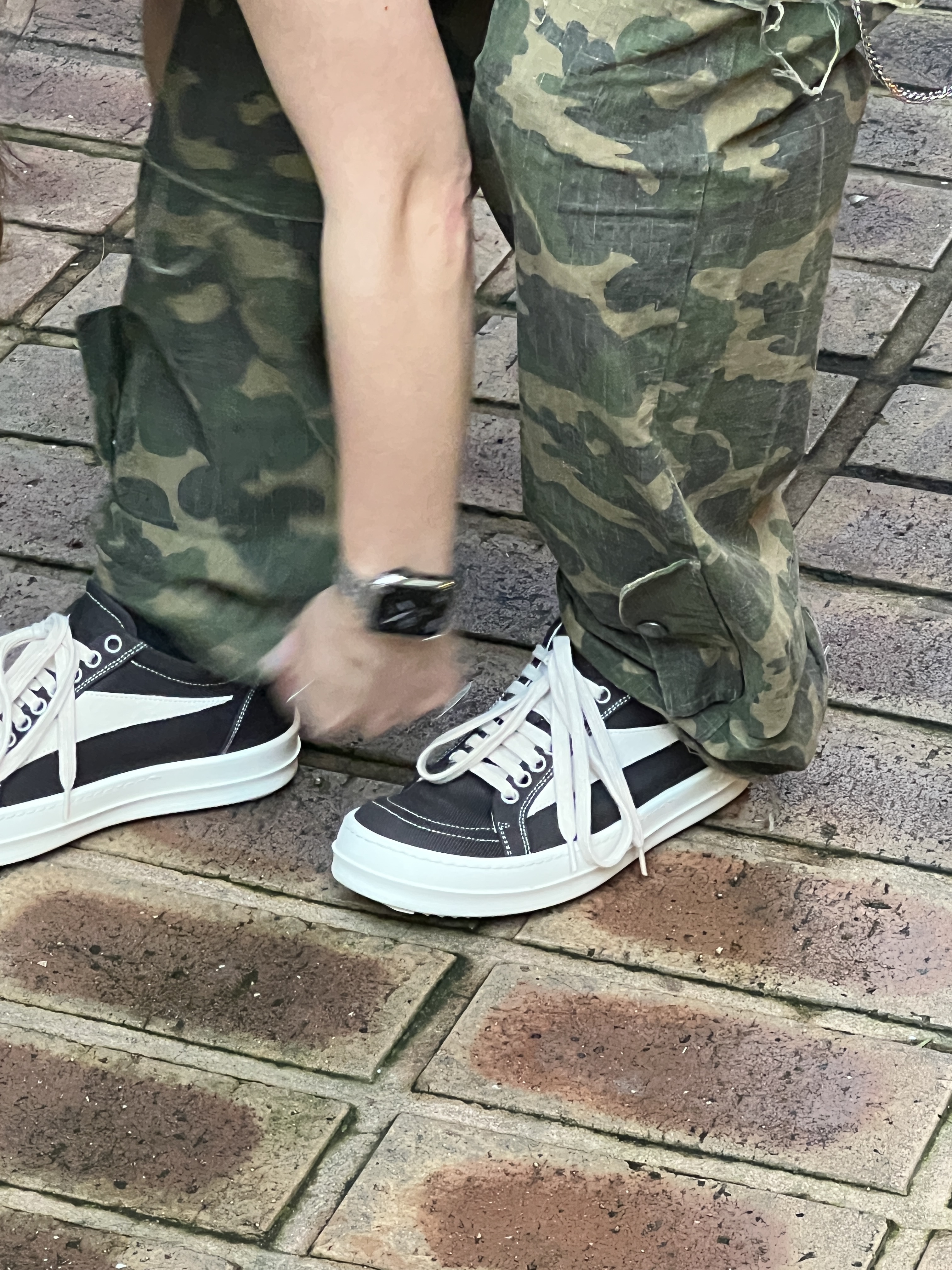 (W) Rick Owens Drkshdw Suede Vintage Sneakers Dark Dust 착용 스타일 - 2