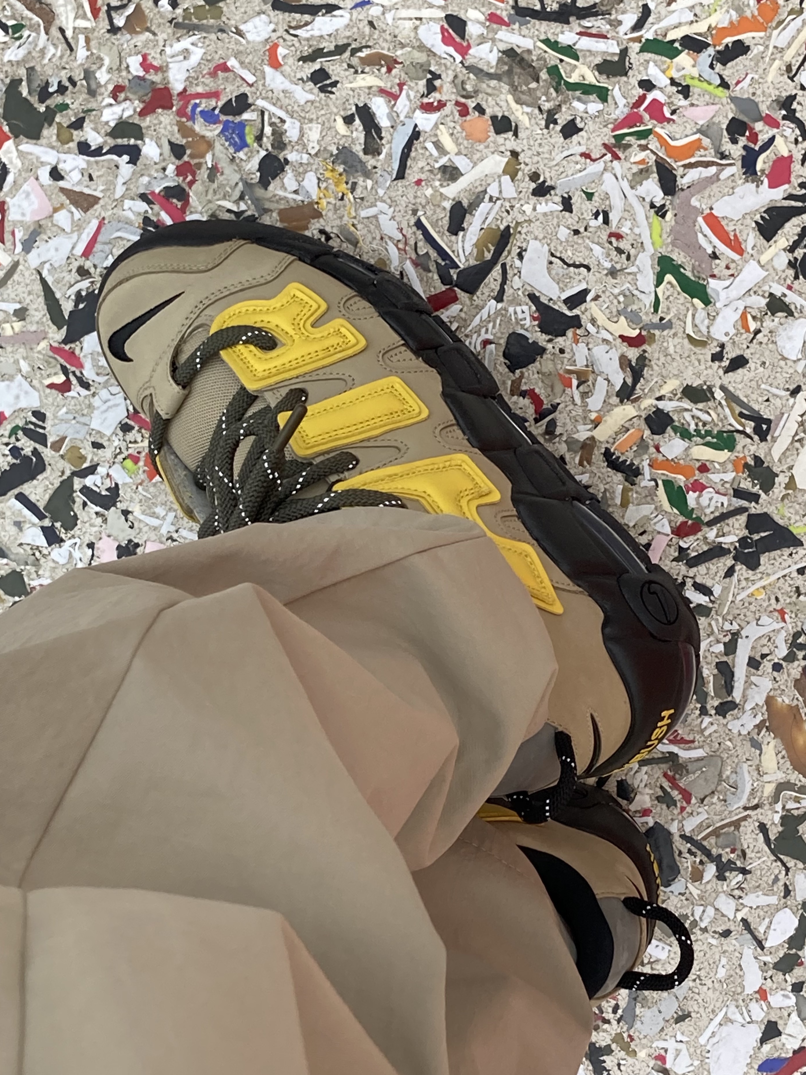 Nike x Ambush Air More Uptempo Low Vivid Sulfur and Limestone 착용 스타일 - 4