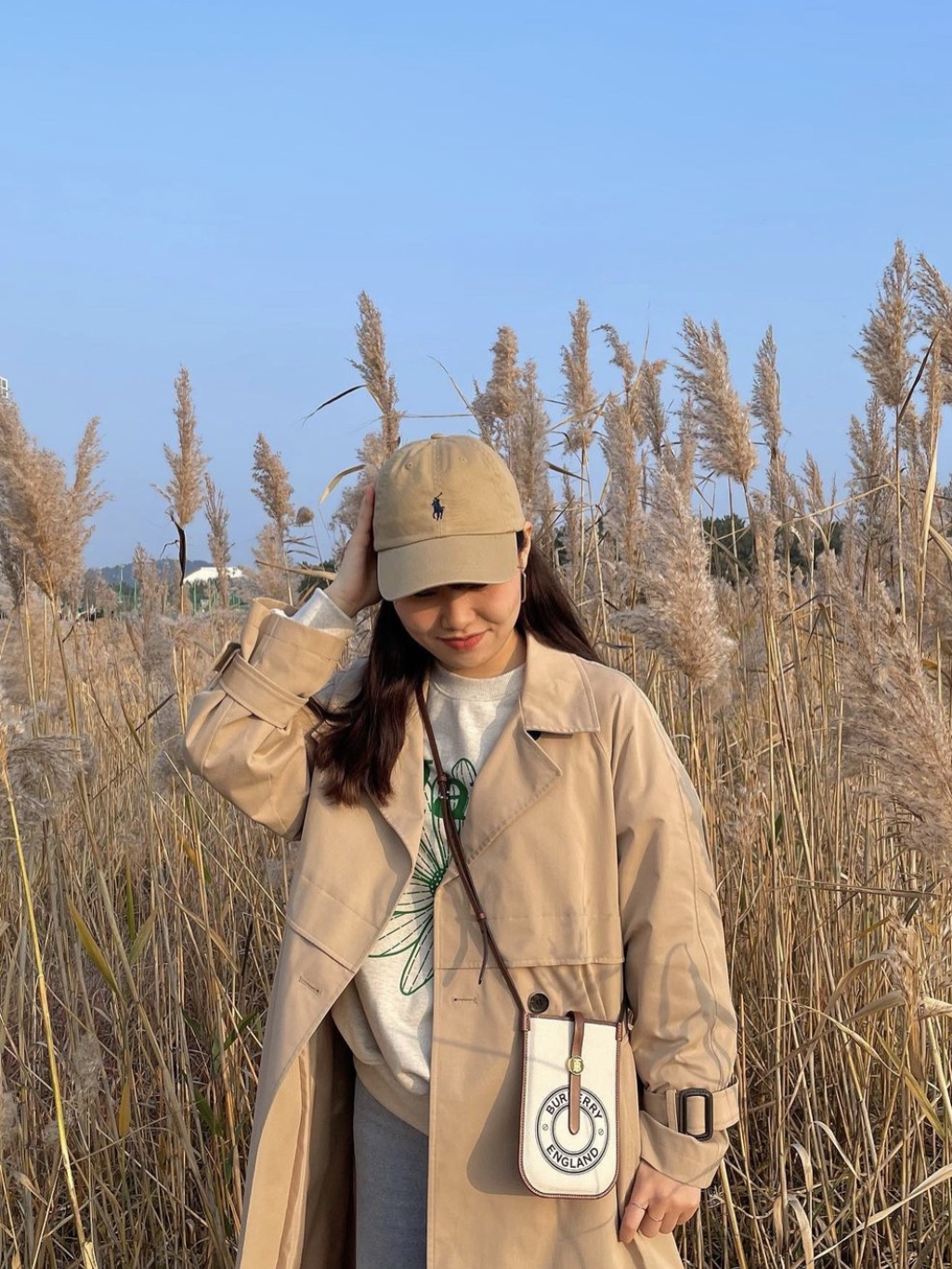 Burberry Logo Graphic Canvas Anne Phone Case with Strap White Tan 착용 스타일