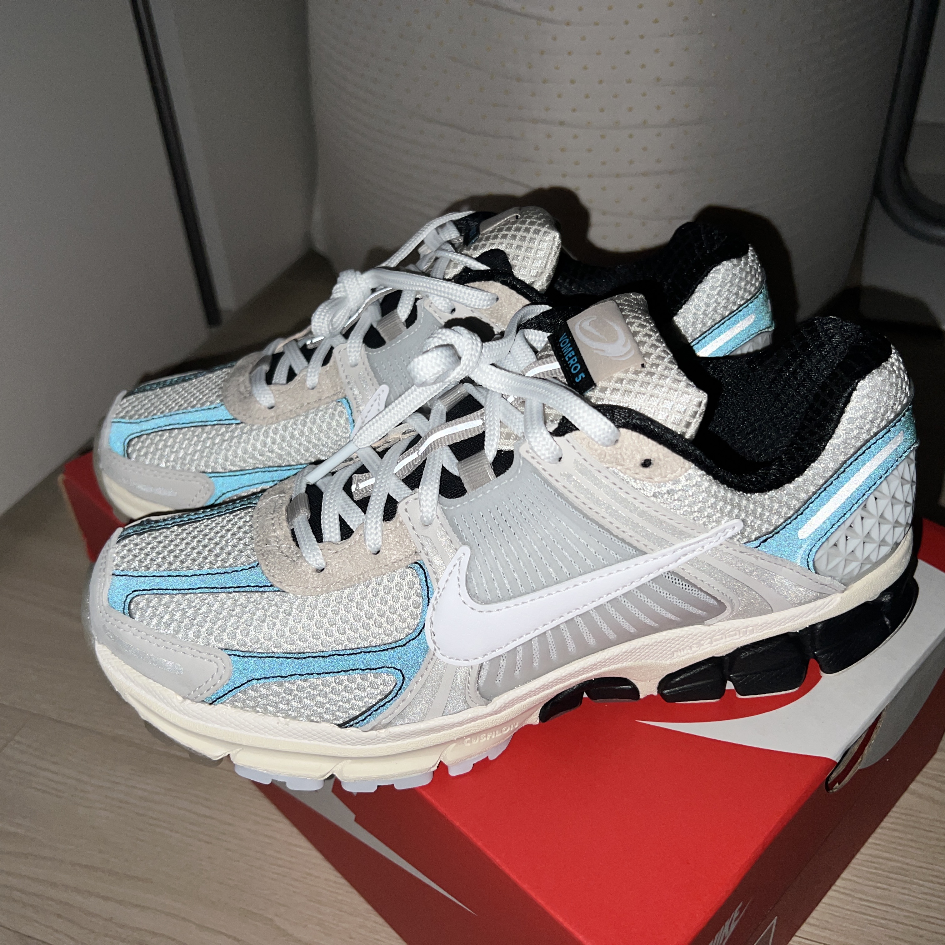 Nike Zoom Vomero 5 Light Bone and Black 착용 스타일 - 4