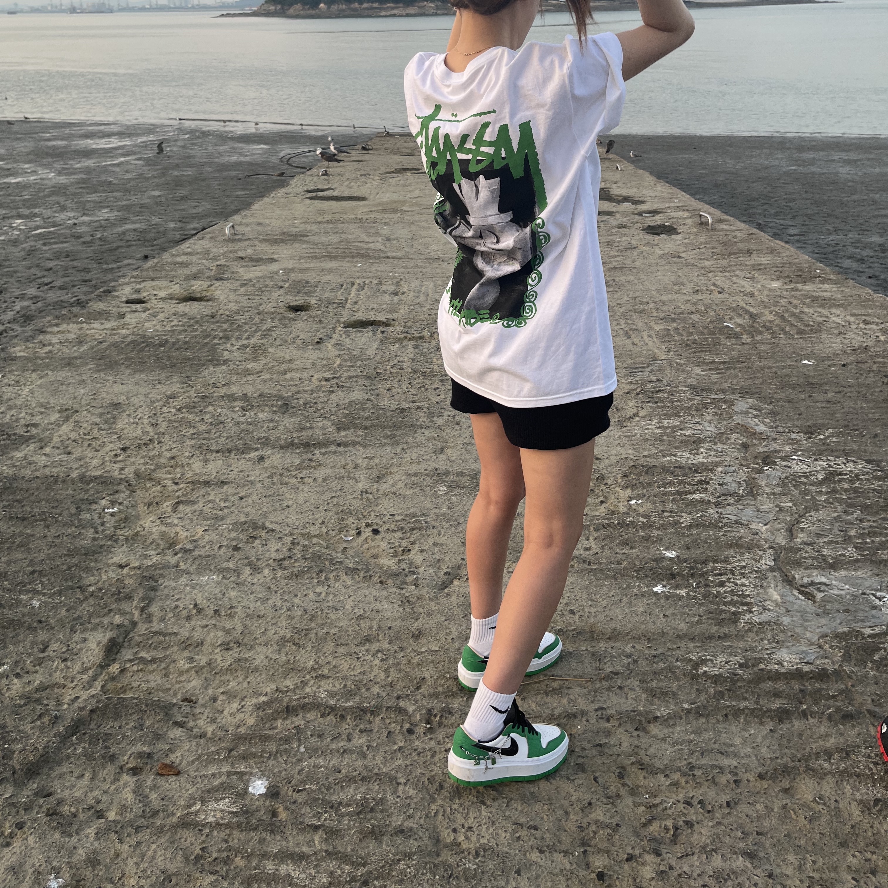 Stussy Landin T-Shirt White, (W) Jordan 1 Elevate Low SE Lucky Green 착용 스타일