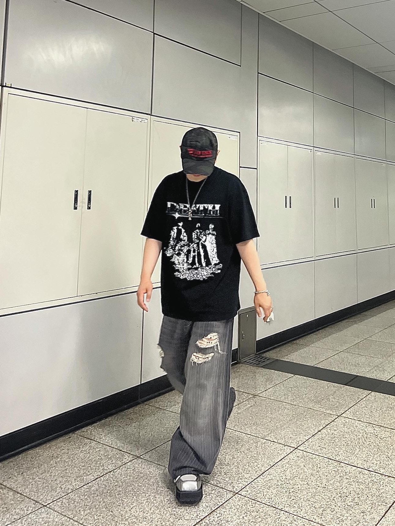 Balenciaga Large Baggy Jeans in Dark Grey Soft Denim 착용 스타일 - 1
