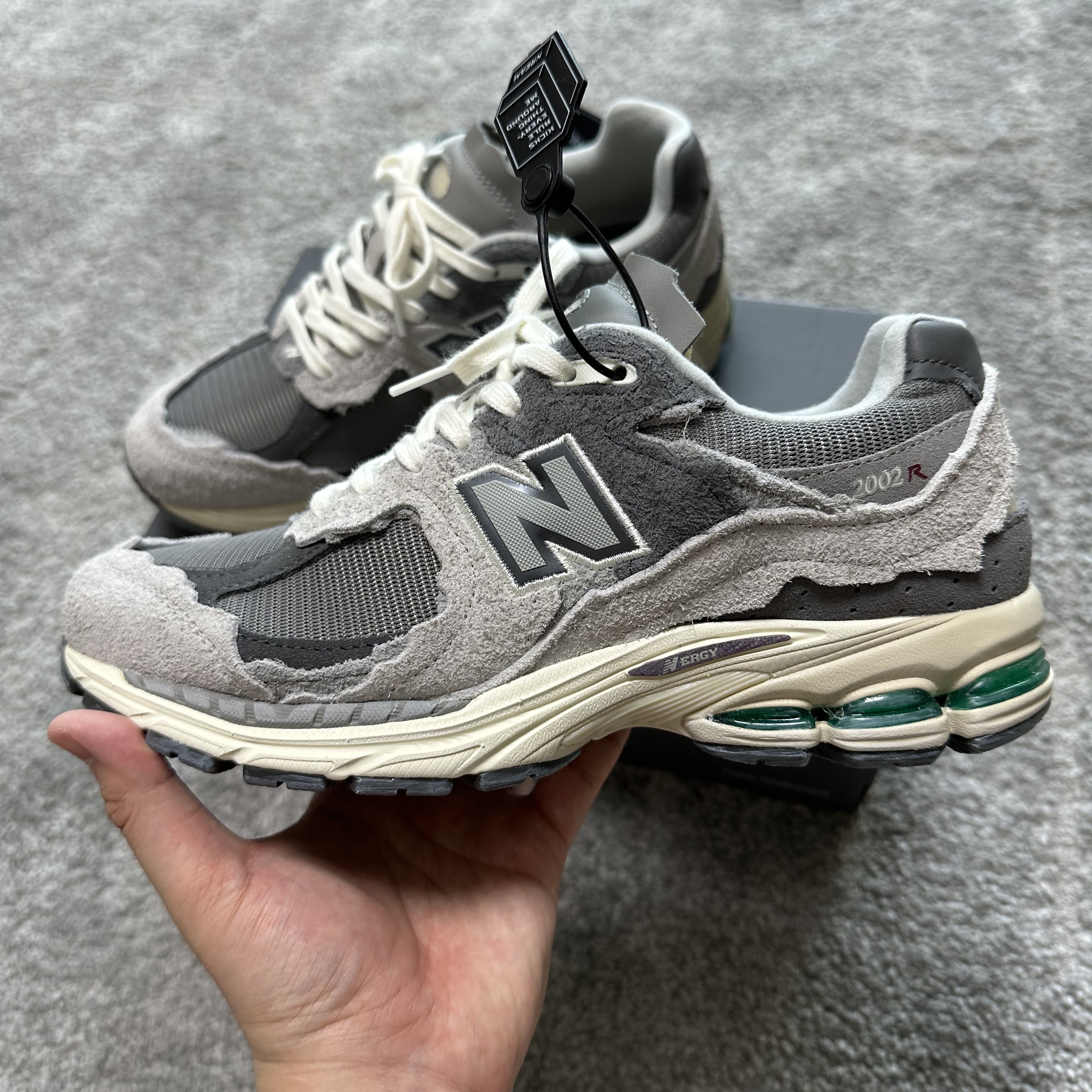 New Balance 2002R Protection Pack Rain Cloud 착용 스타일