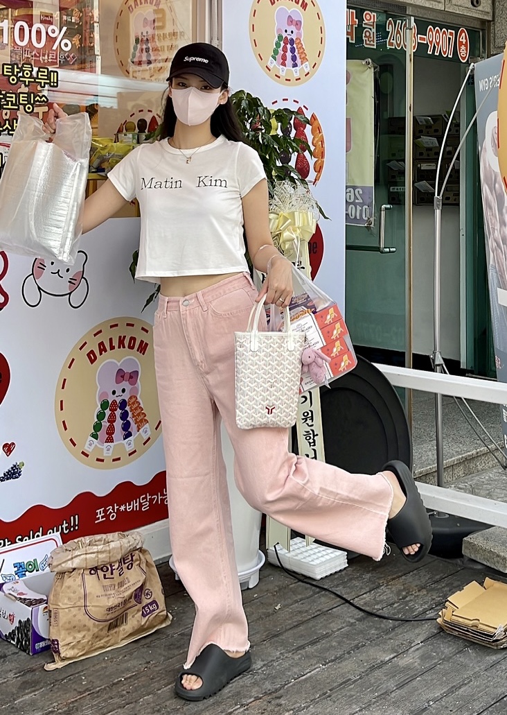 Adidas Yeezy Slide Onyx, Goyard Poitiers Claire-Voie Bag Powder Pink 착용 스타일 - 2