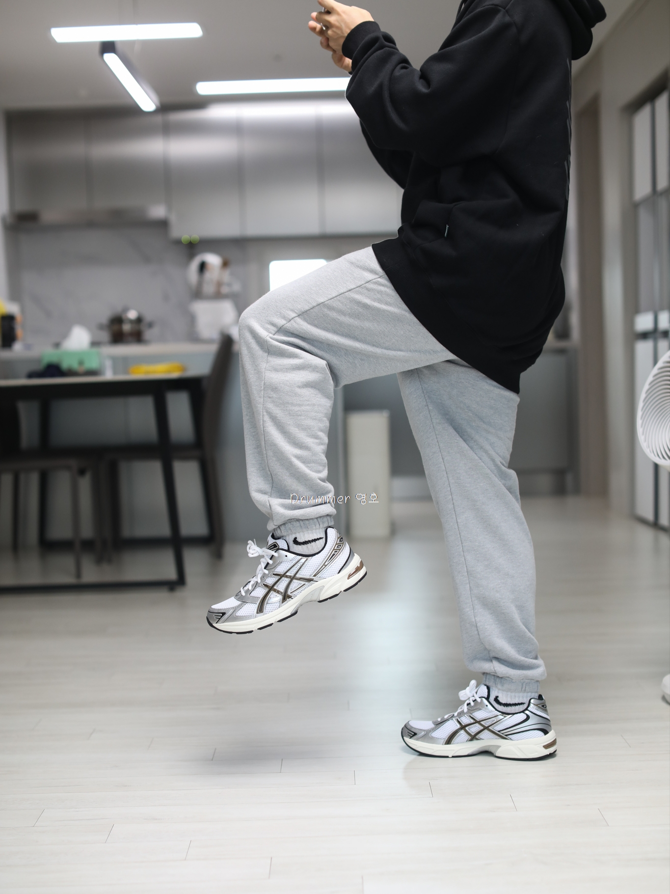Asics Gel-1130 White Clay Canyon 착용 스타일 - 2