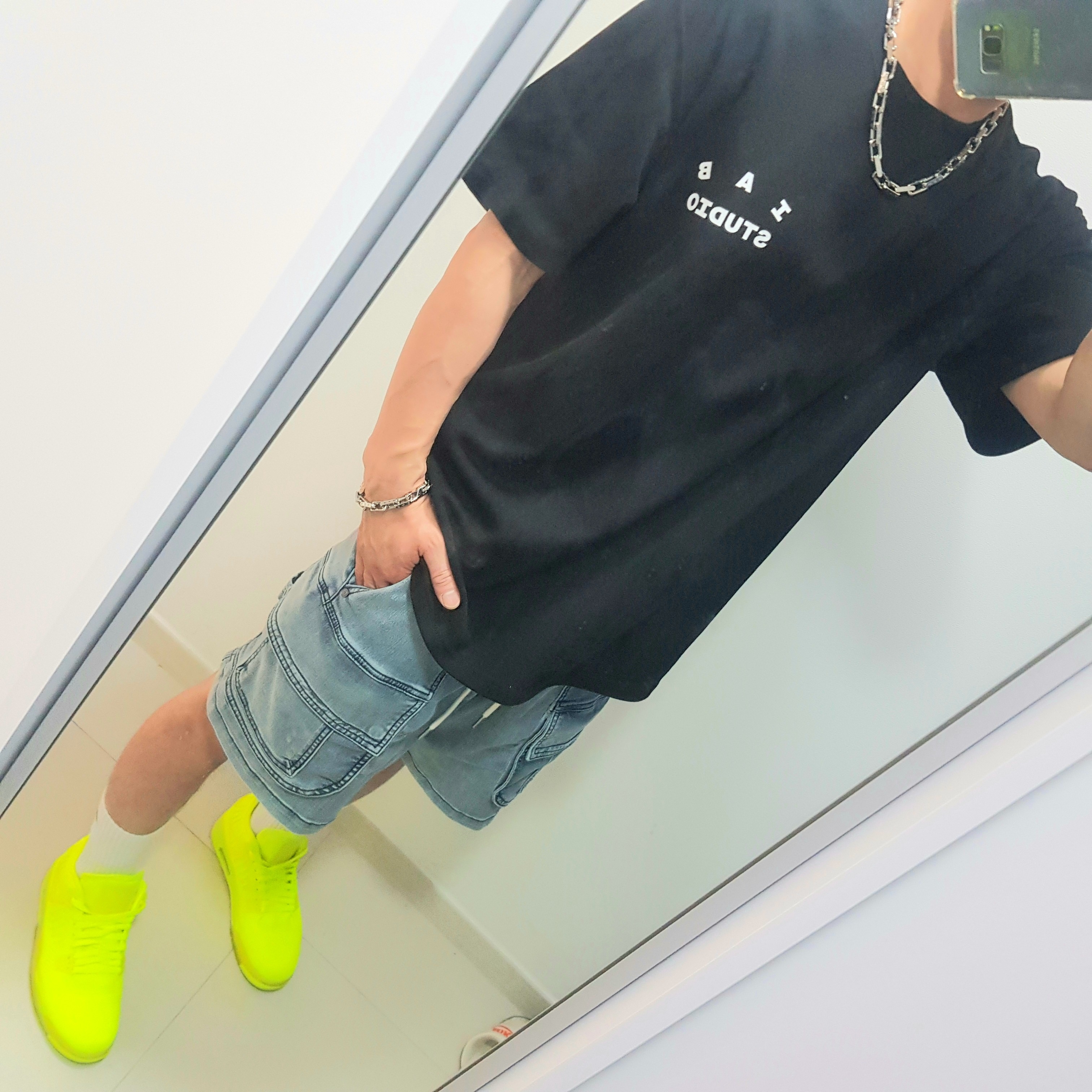 IAB Studio 10th Anniversary T-Shirts Pack White & Black (2 Pack), Louis Vuitton Monogram Chain Necklace Silver 착용 스타일 - 2