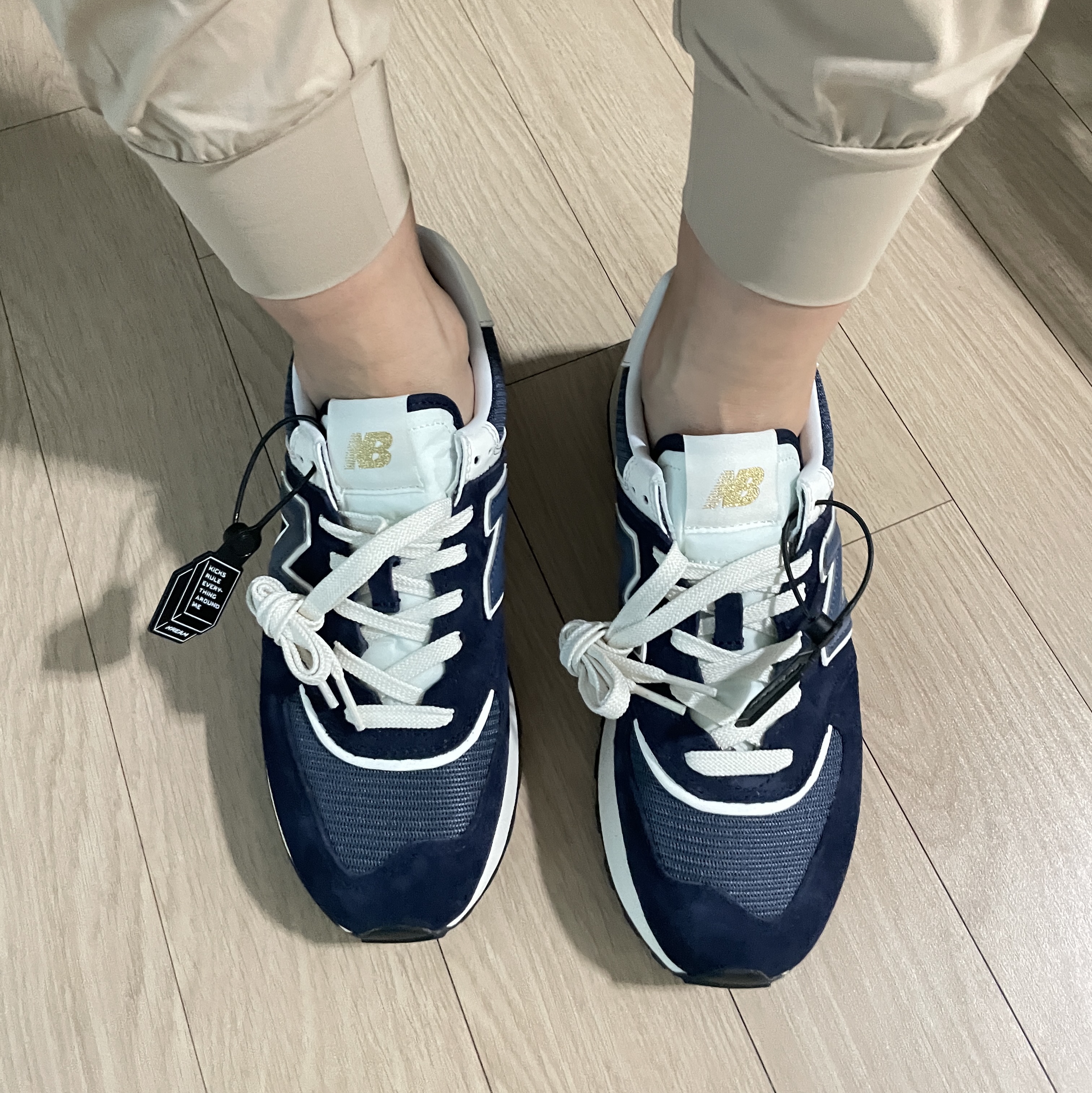 New Balance 574 Legacy Navy 착용 스타일 - 1