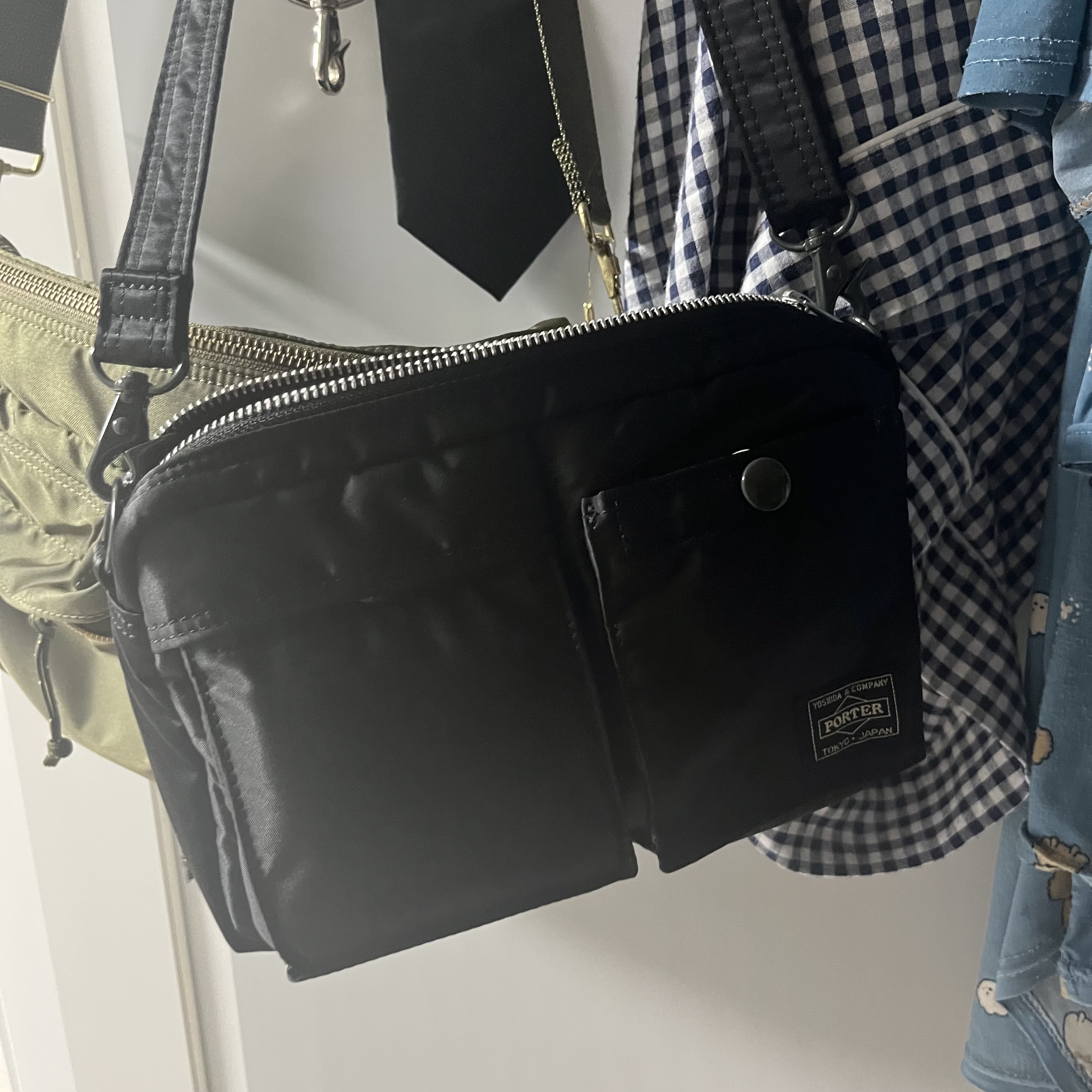 Porter Tanker Shoulder Bag Black 착용 스타일