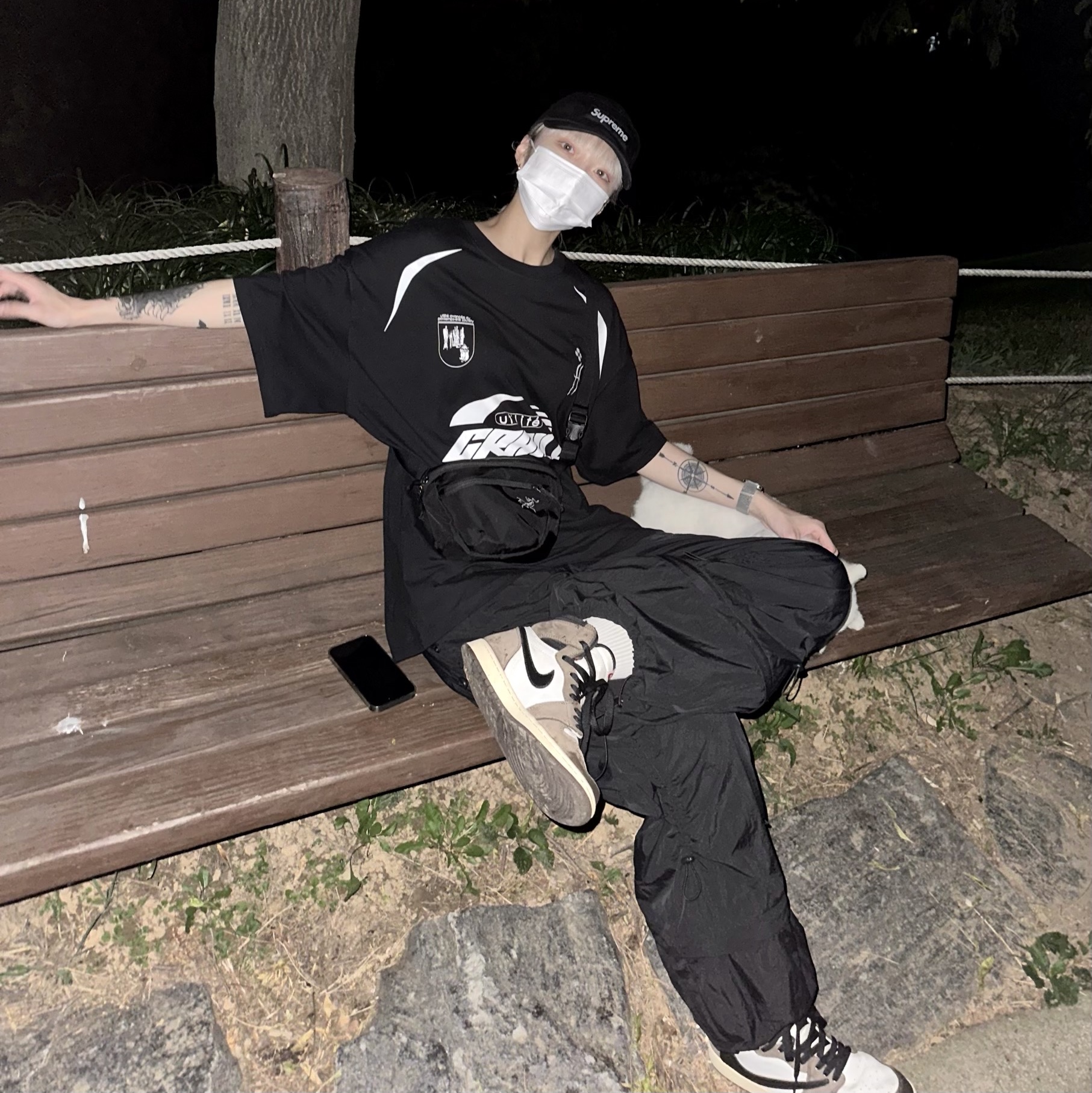 Jordan 1 x Travis Scott Retro High OG SP Mocha, Arc'teryx Mantis 1 Waistpack Black 착용 스타일 - 1