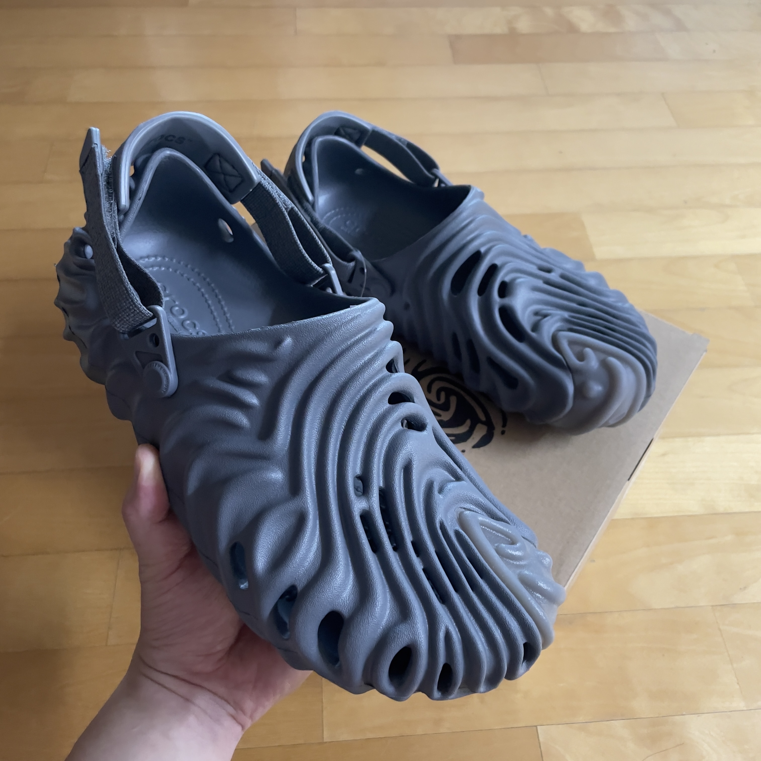 Crocs x Salehe Bembury Pollex Clog Niagara 착용 스타일