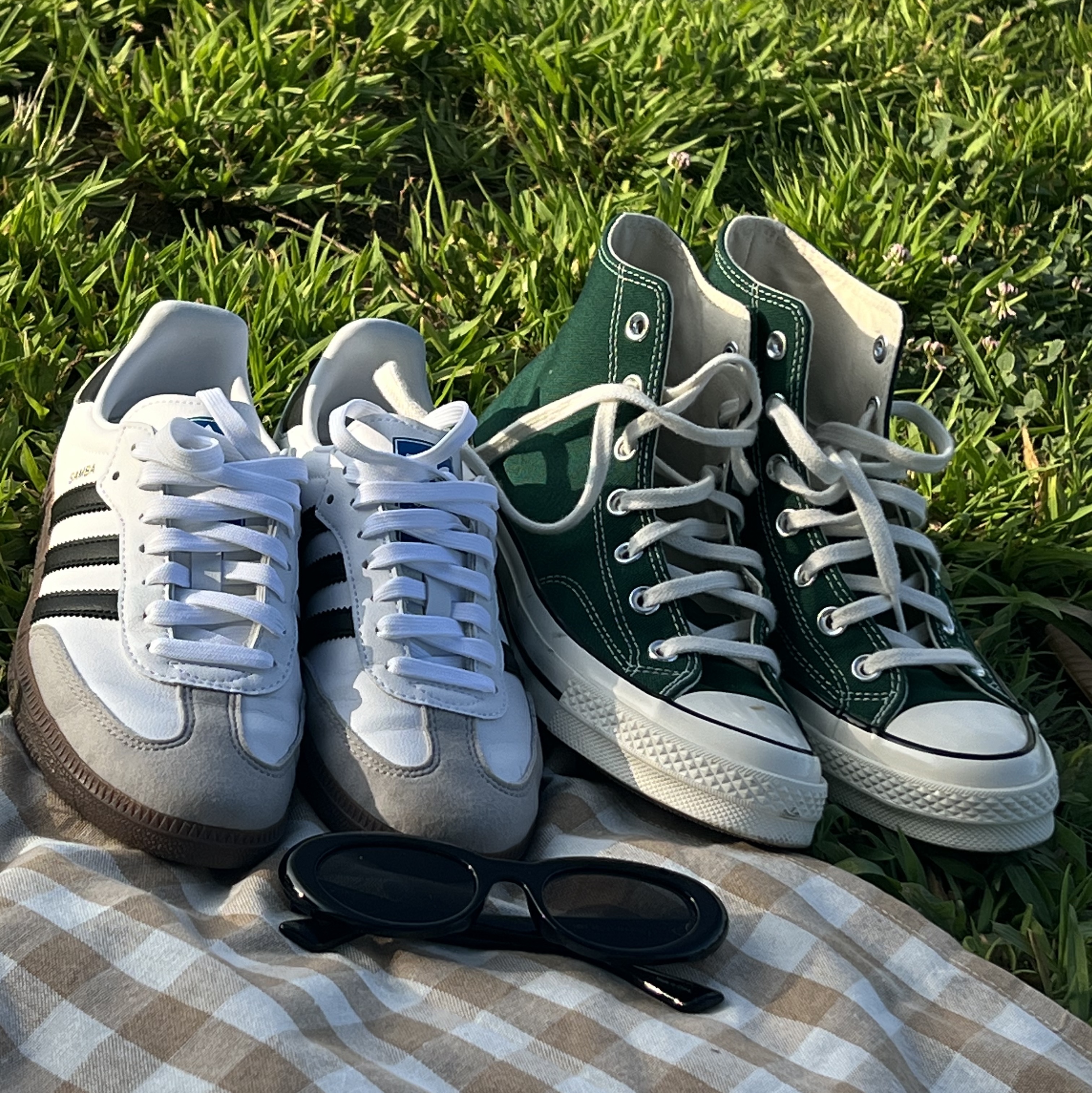 Adidas Samba Vegan White Black, Converse Chuck 70 High Midnight Clover 착용 스타일 - 2