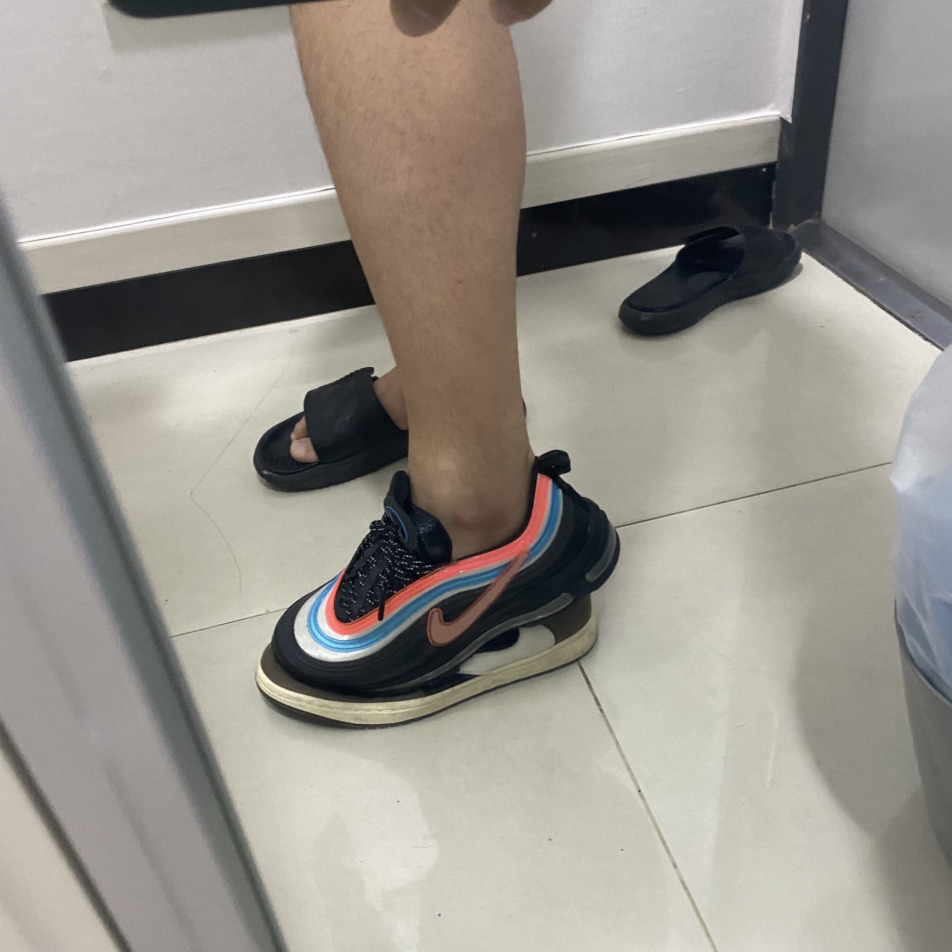 Nike Air Max 97 Neon Seoul, Jordan 1 x Travis Scott Retro Low OG SP Mocha 착용 스타일