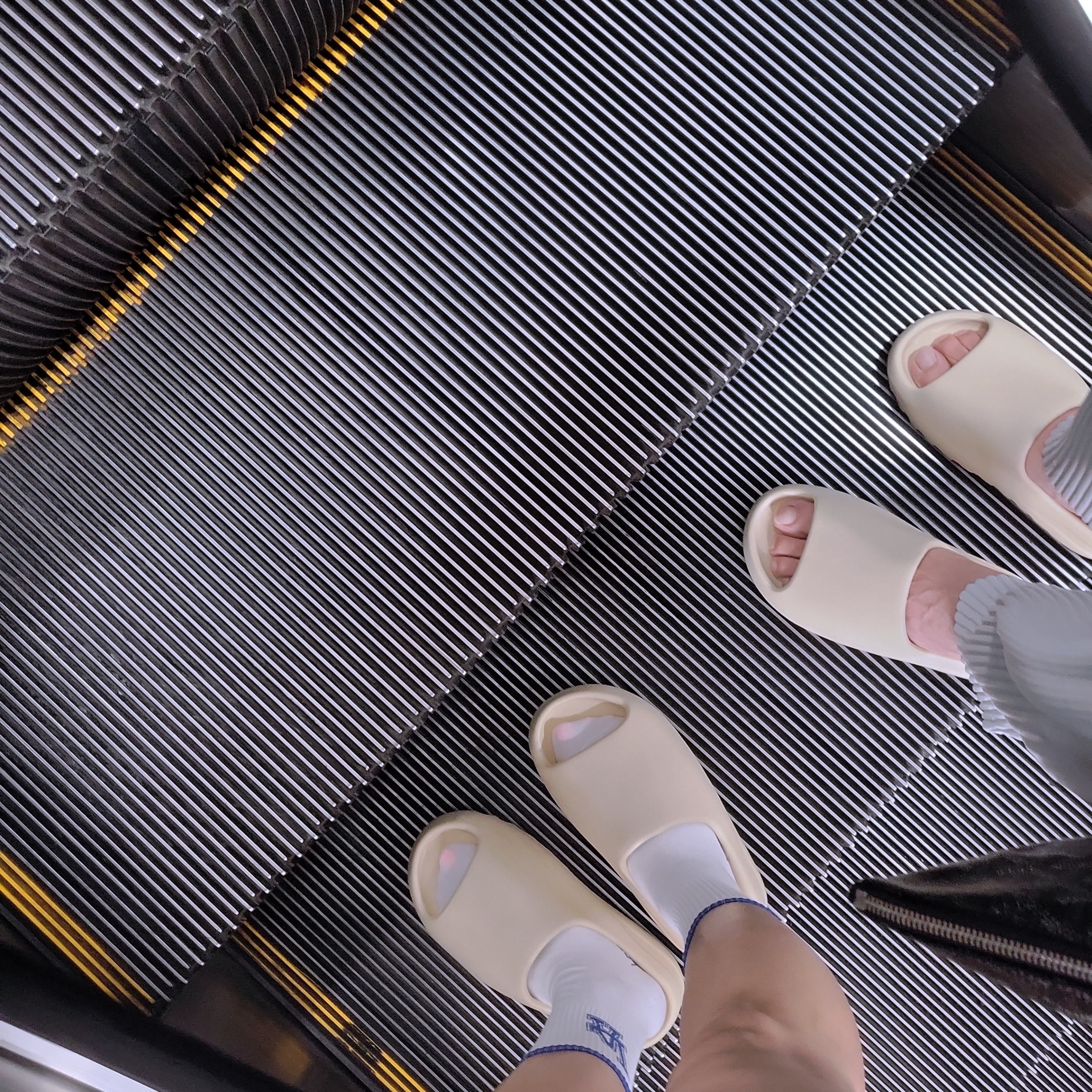 Adidas Yeezy Slide Bone 2022/2023 착용 스타일 - 1