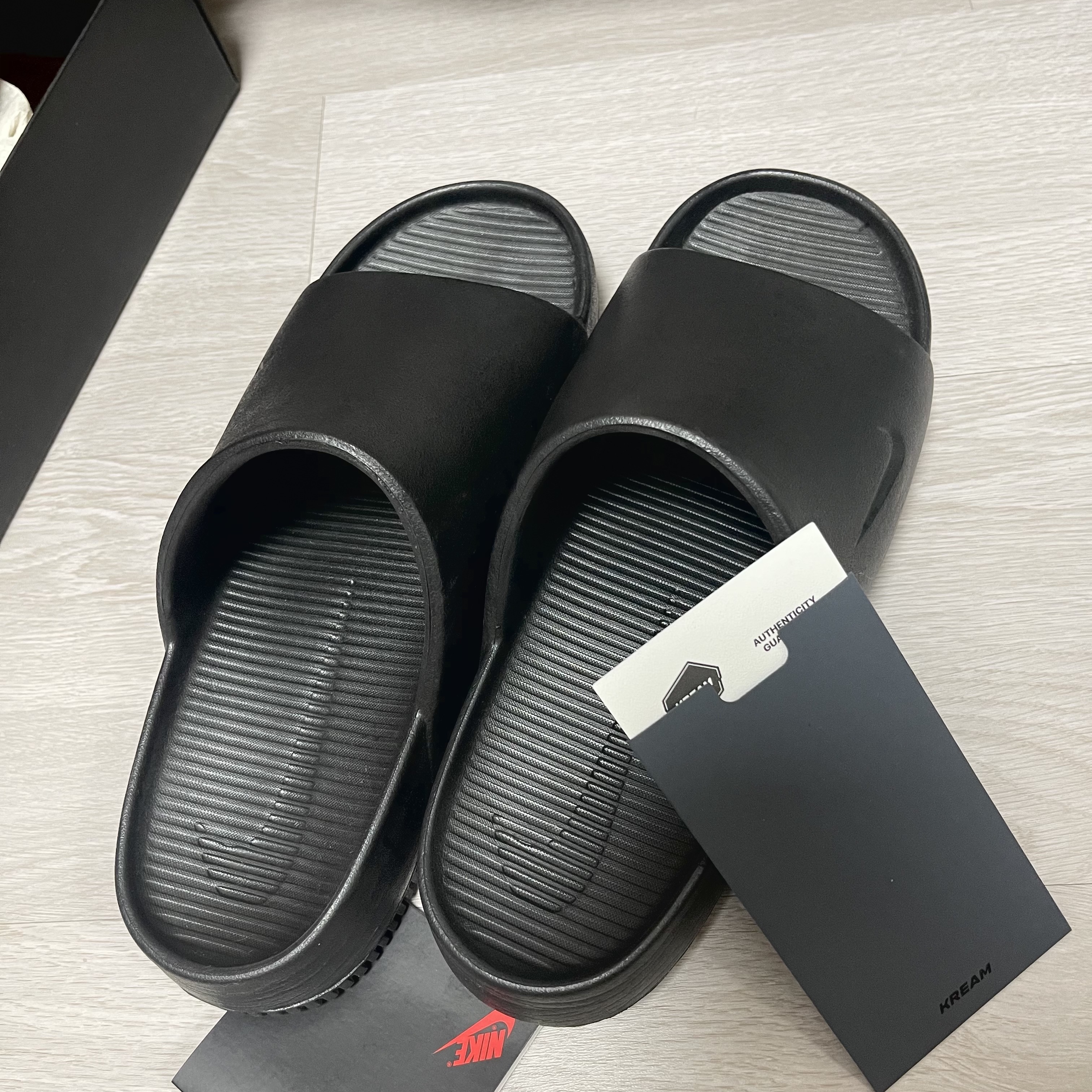 Nike Calm Slide Black 착용 스타일 - 2