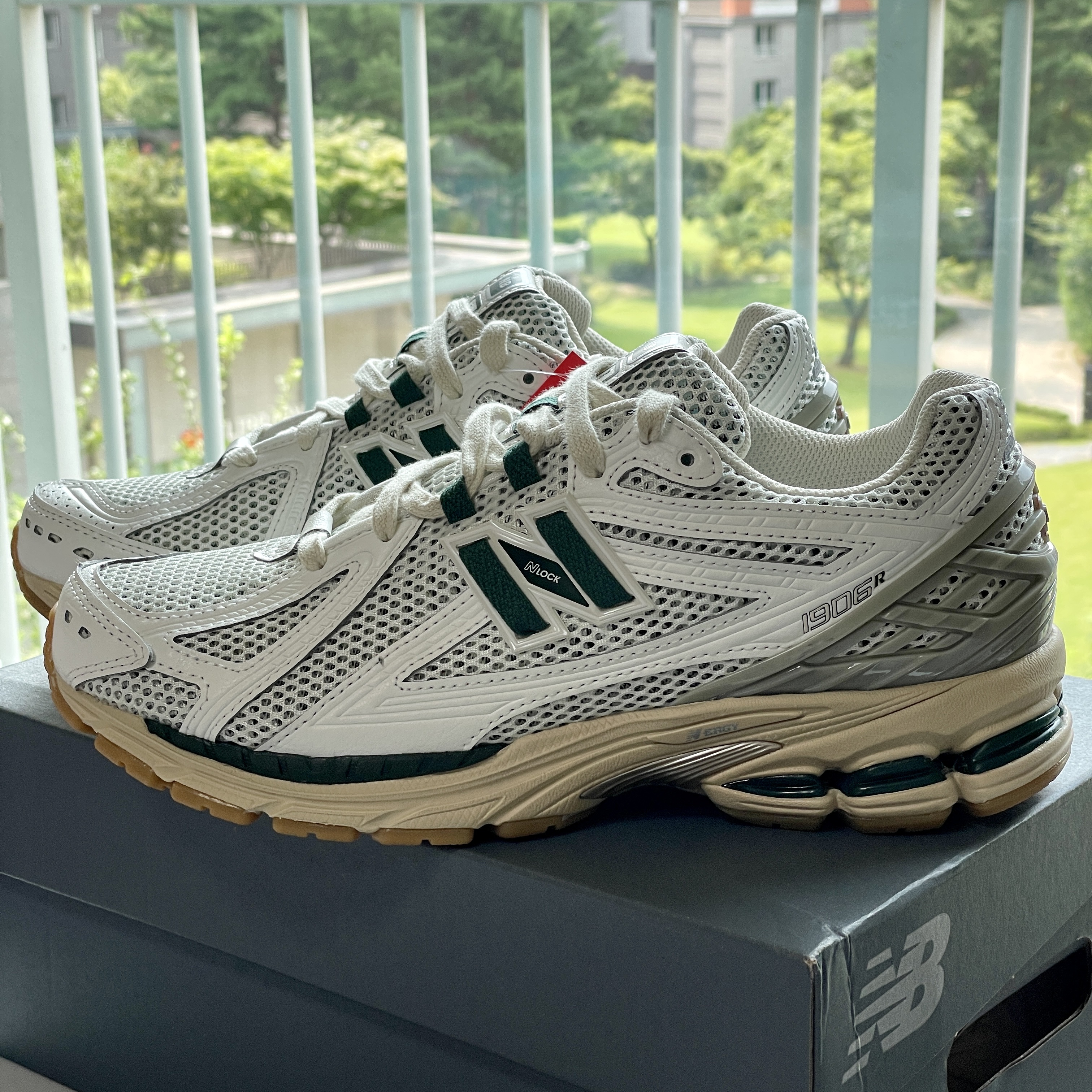 New Balance 1906R Silver Green 착용 스타일
