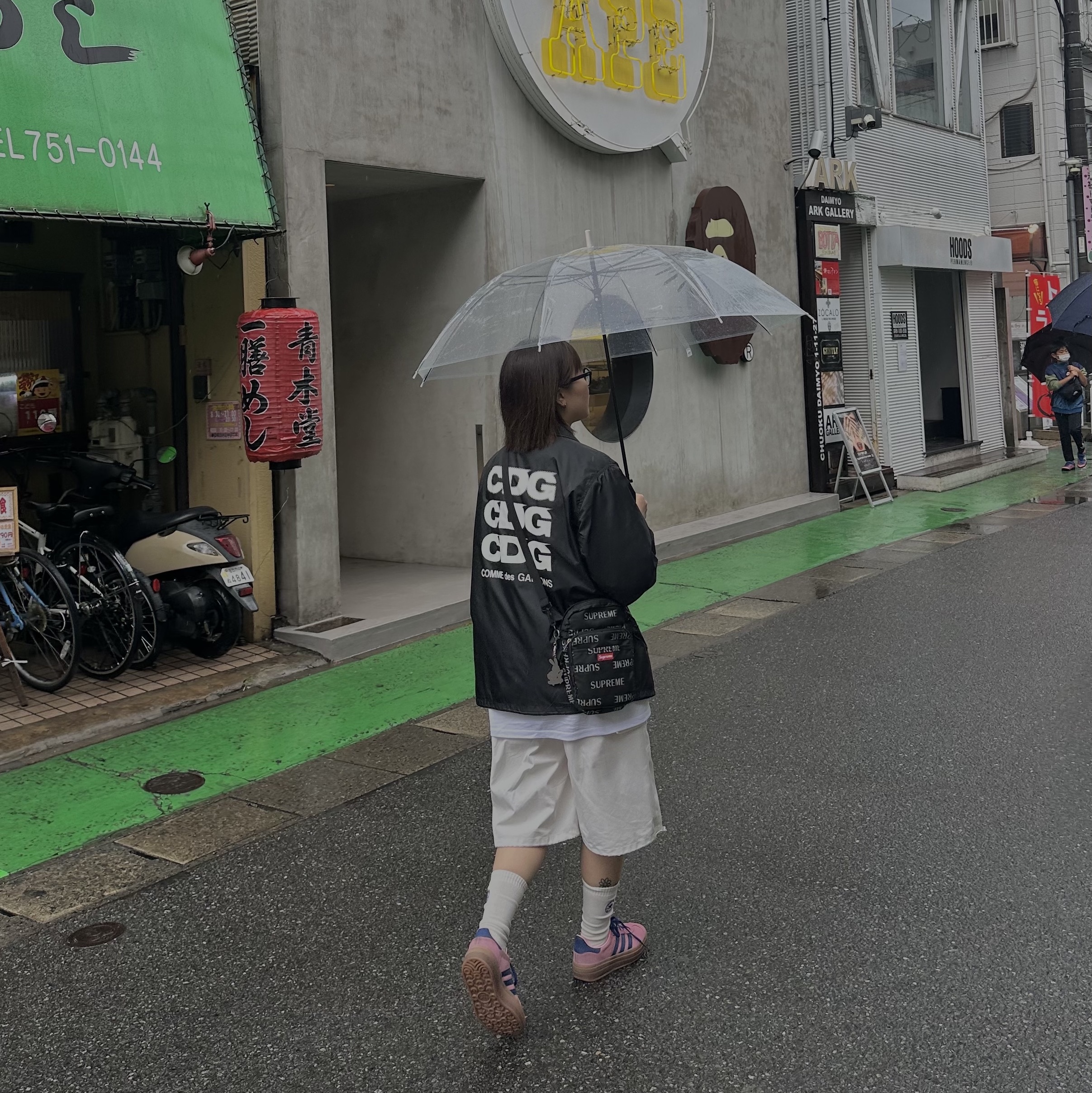 CDG Logo Coach Jacket Black, (W) Adidas Gazelle Bold Pink Glow Victory Blue 착용 스타일 - 1