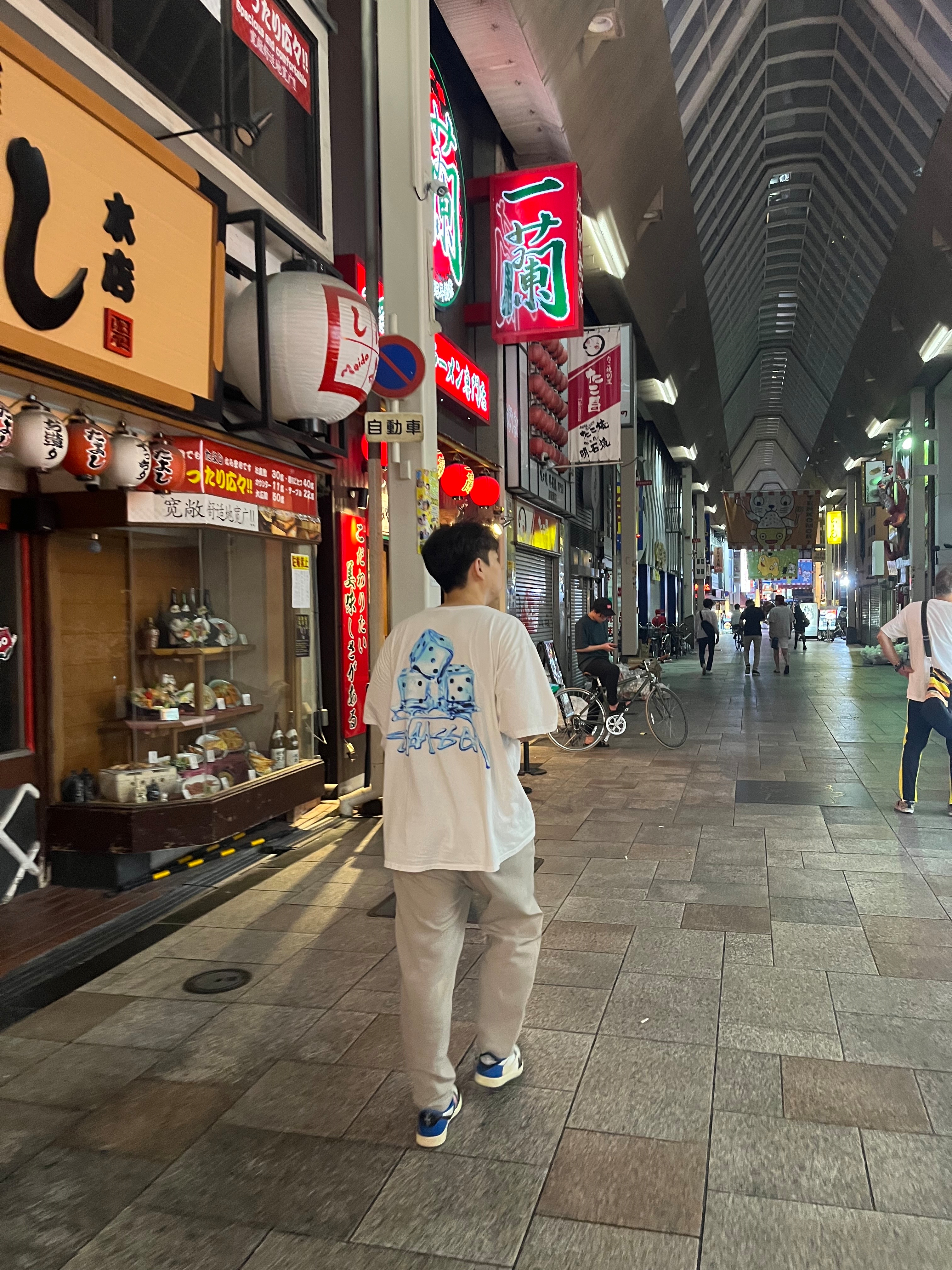 Stussy Melted T-Shirt White, Jordan 1 x Travis Scott x Fragment Retro Low OG SP Military Blue 착용 스타일 - 1