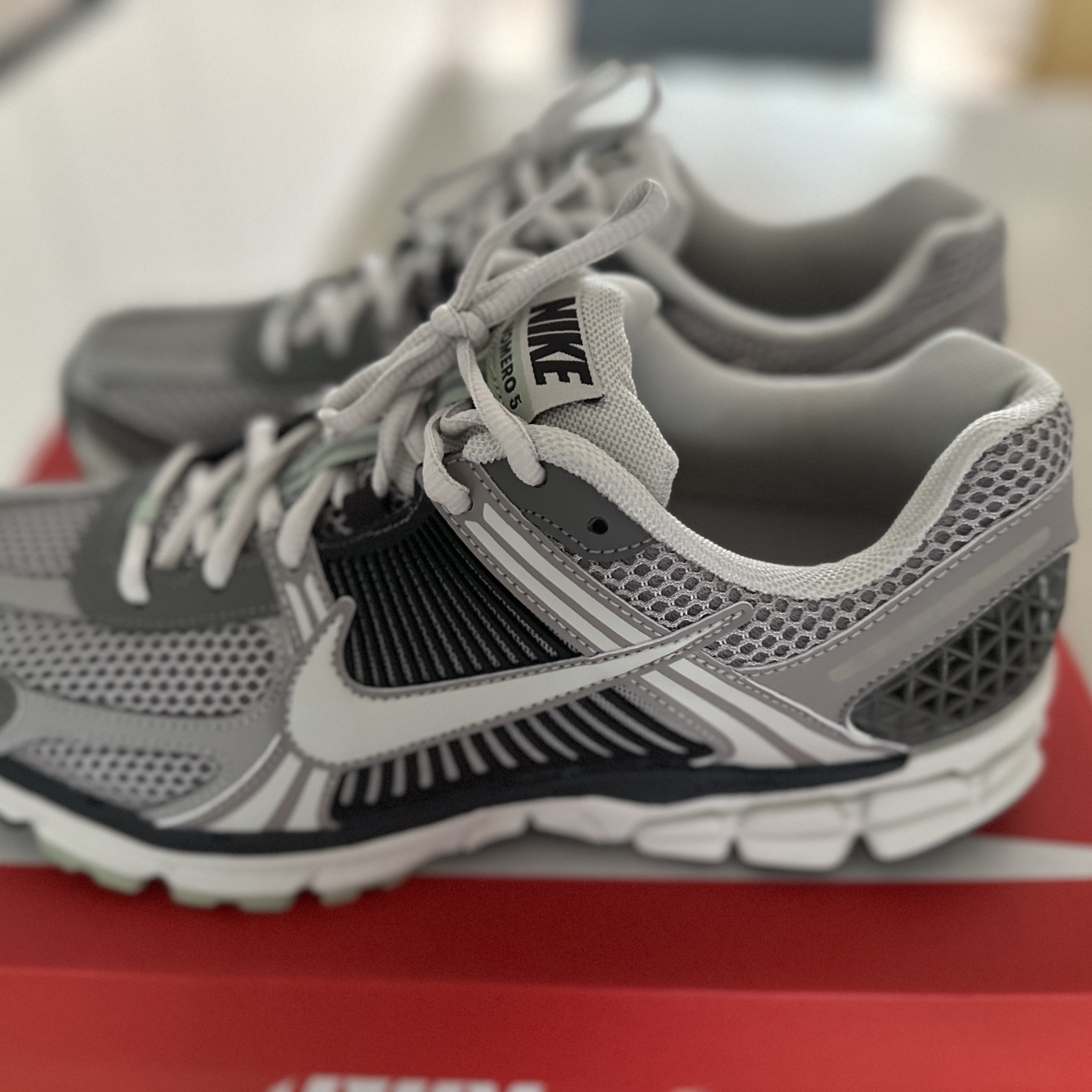 (W) Nike Zoom Vomero 5 Cobblestone and Flat Pewter 착용 스타일 - 2