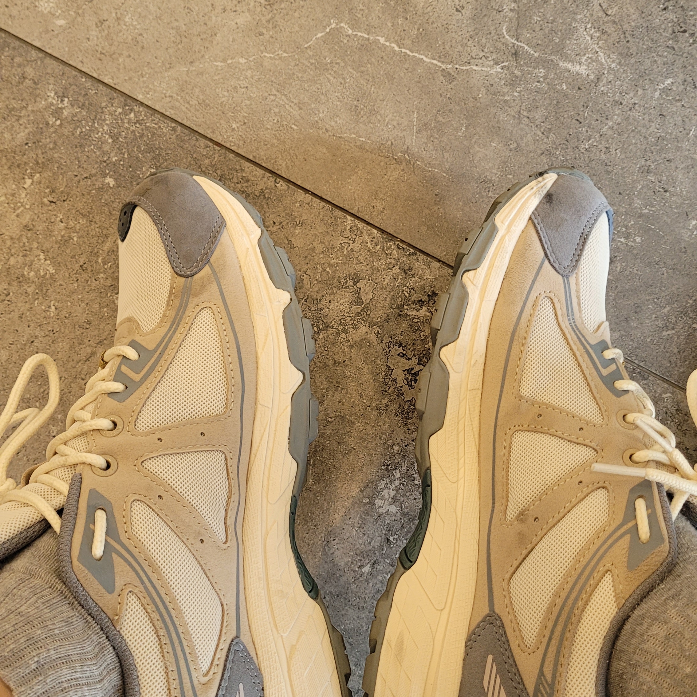 Asics Gel-Venture 6 SPS Birch Ironclad 착용 스타일