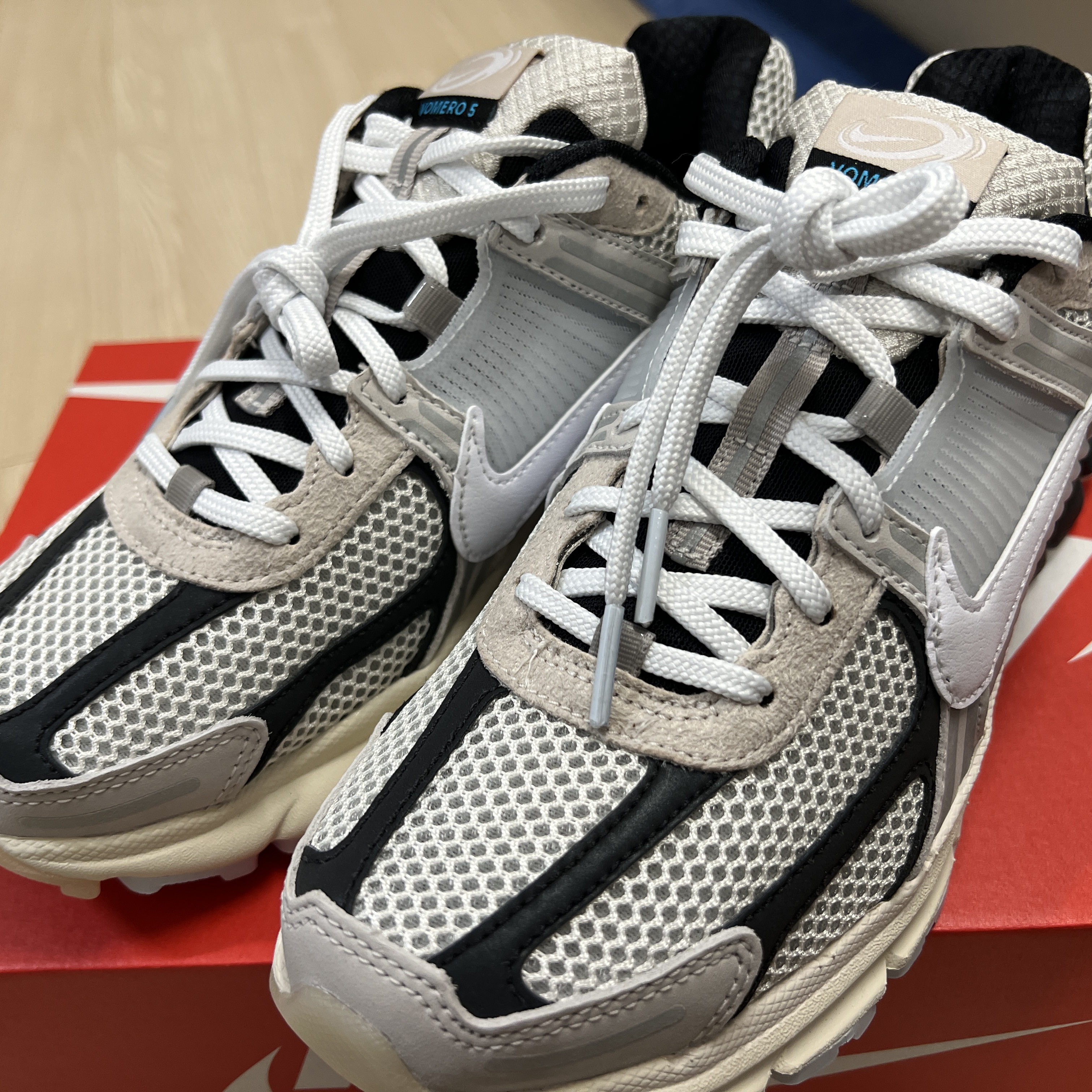 Nike Zoom Vomero 5 Light Bone and Black 착용 스타일 - 3