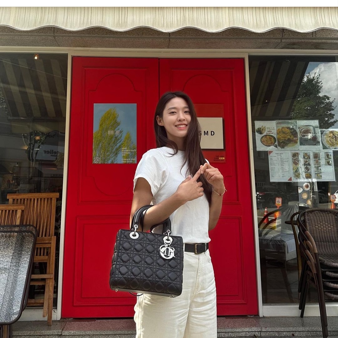 Dior Medium Lady Bag Cannage Lambskin Black Silver 착용 스타일 - 3