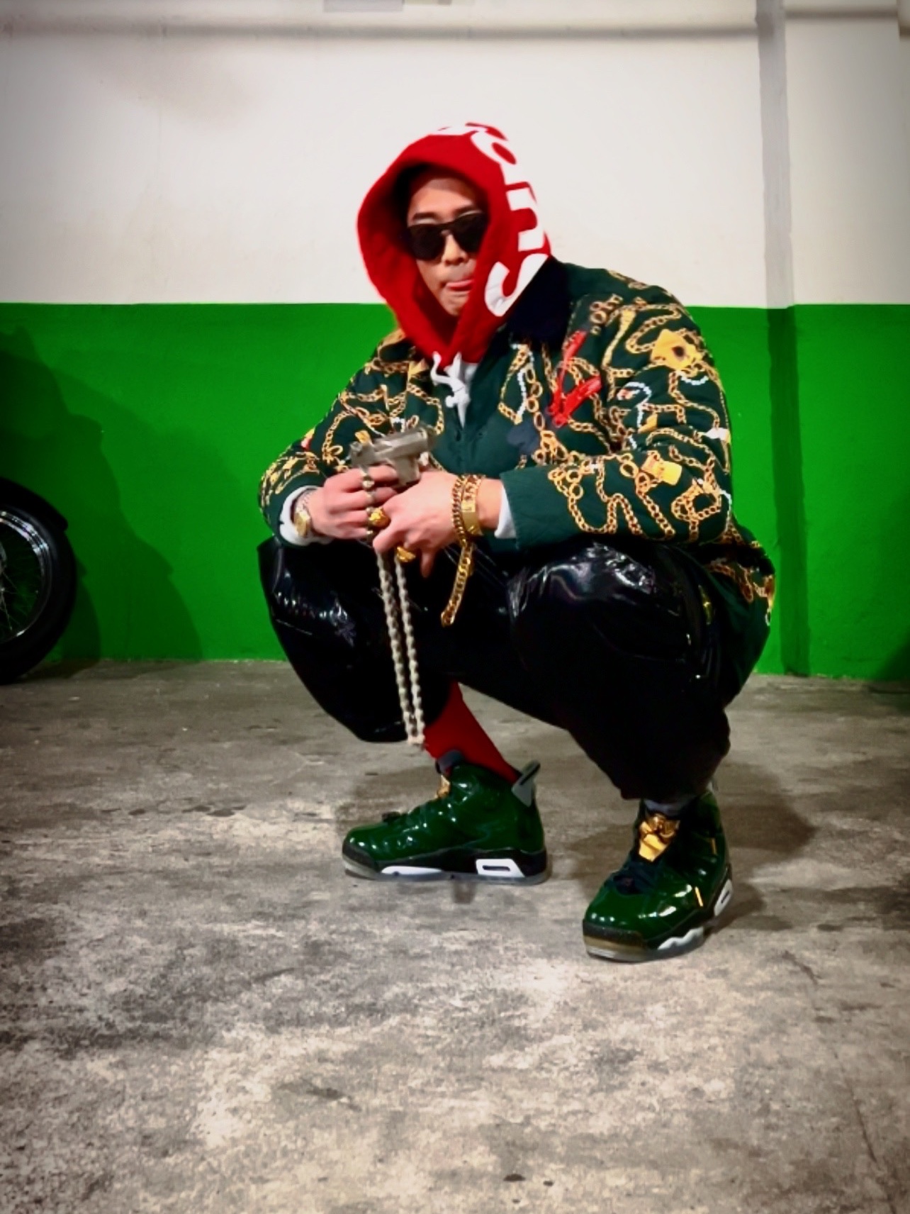 Supreme Bleed Logo S/S Top Black - 20FW, Supreme x Stone Island New Silk Light Pants Black - 19SS 착용 스타일 - 3