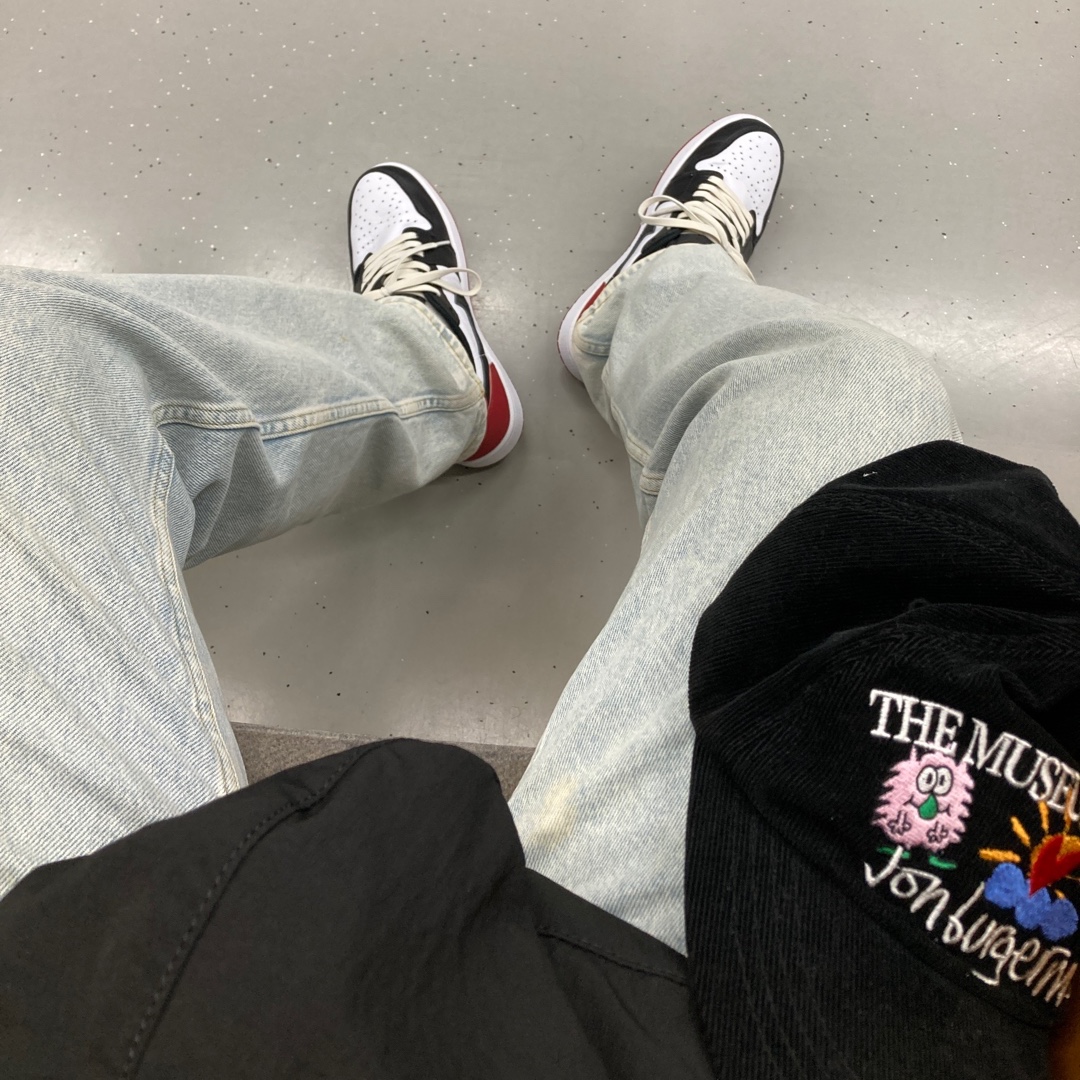 Jordan 1 Retro Low OG Black Toe, The Museum Visitor x Jon Burgerman Pinky Winky & Charlie Ball Cap Black 착용 스타일