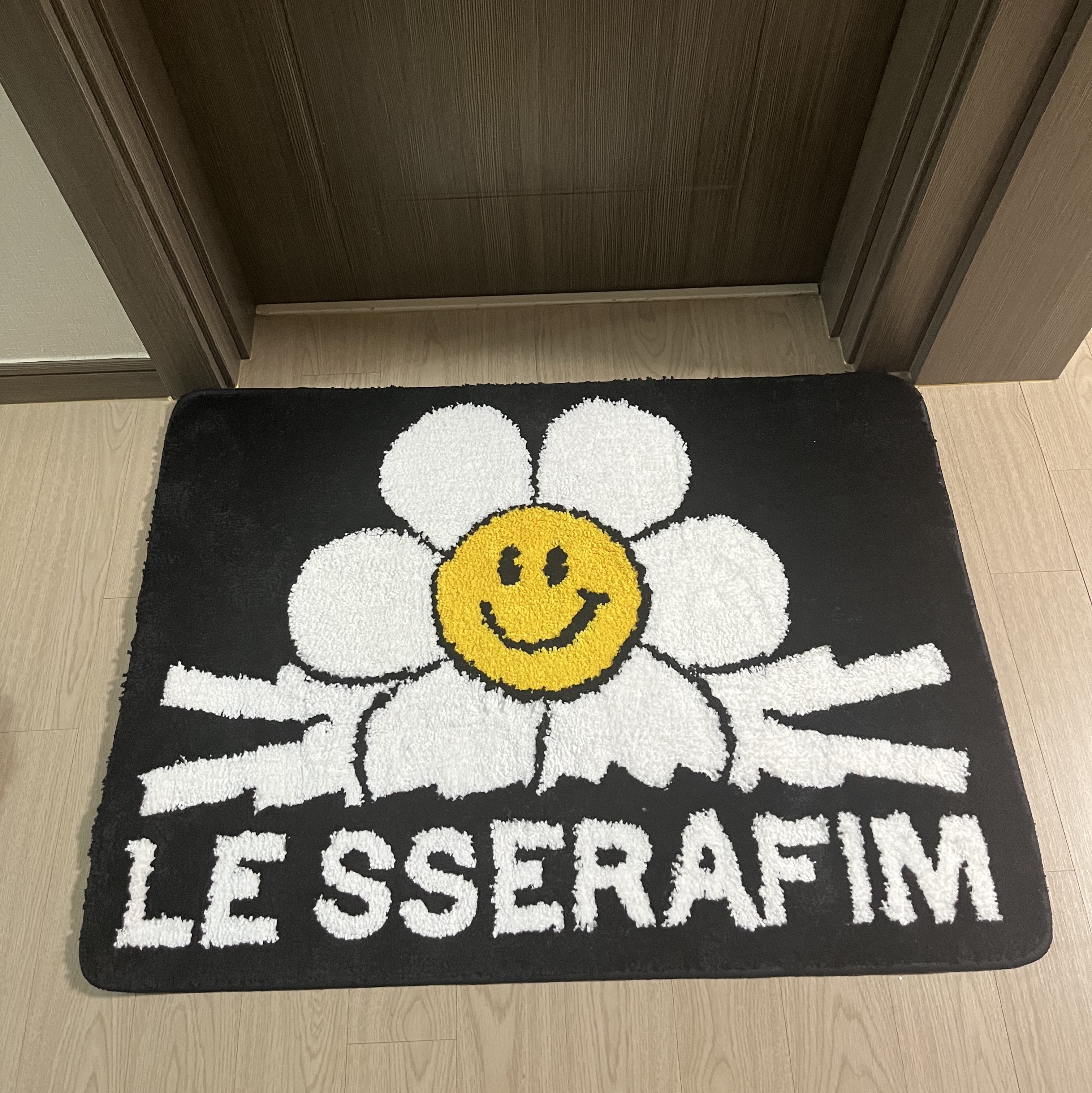 LE SSERAFIM x Wiggle Wiggle Floor Mat 착용 스타일