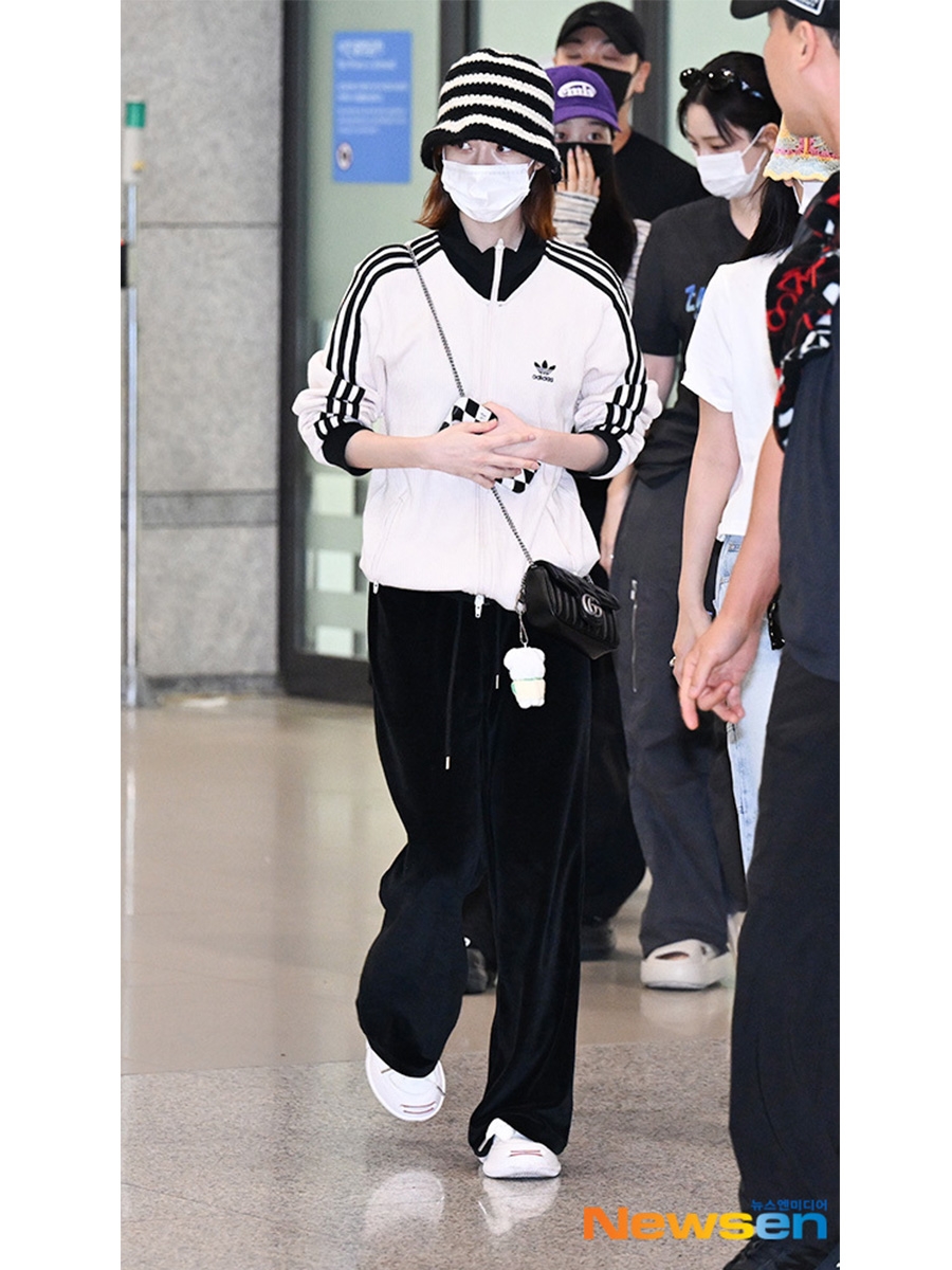 Stussy Swirl Knit Bucket Hat Black, Gucci GG Marmont Matelasse Small Shoulder Bag Black 착용 스타일