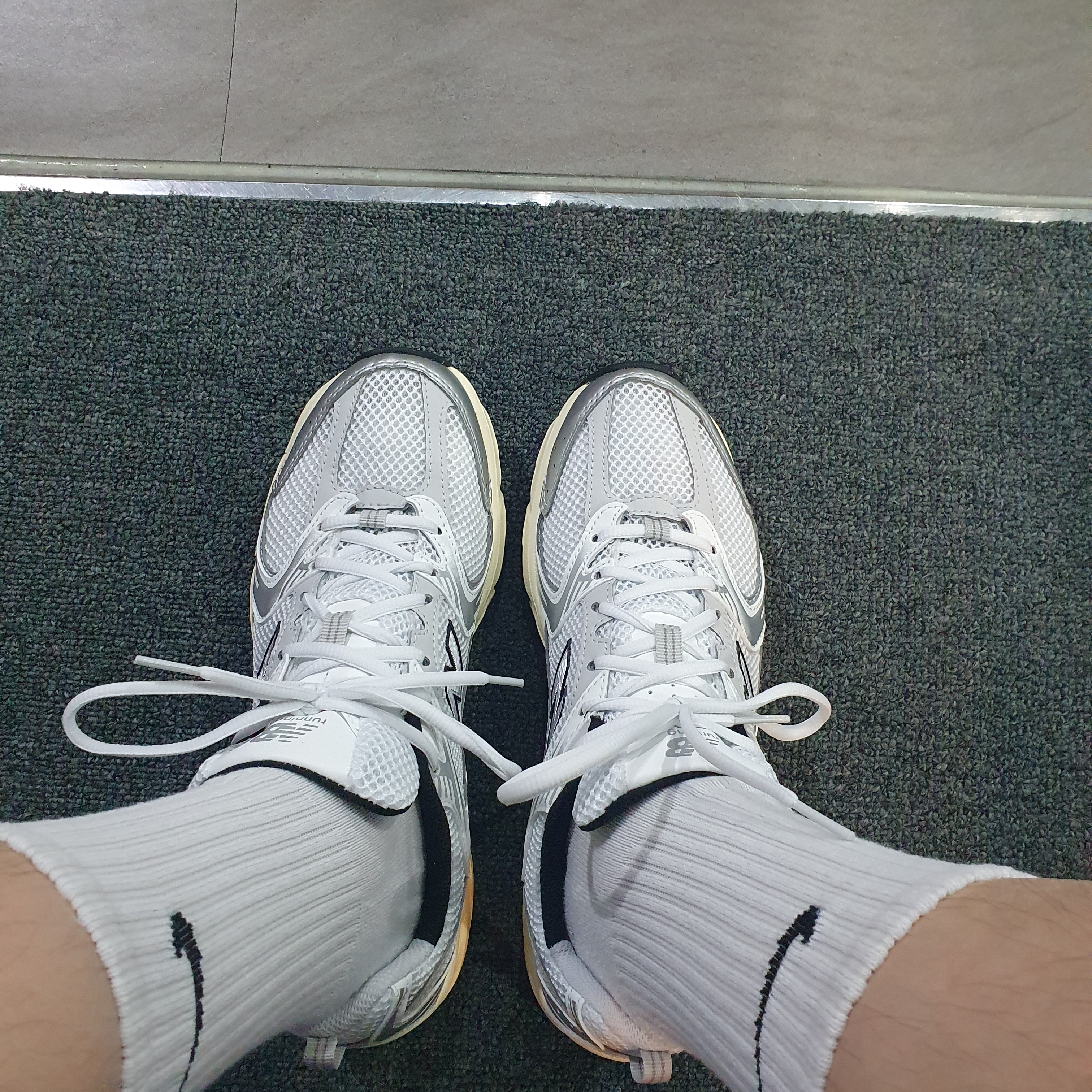 New Balance 530 Silver Cream 착용 스타일