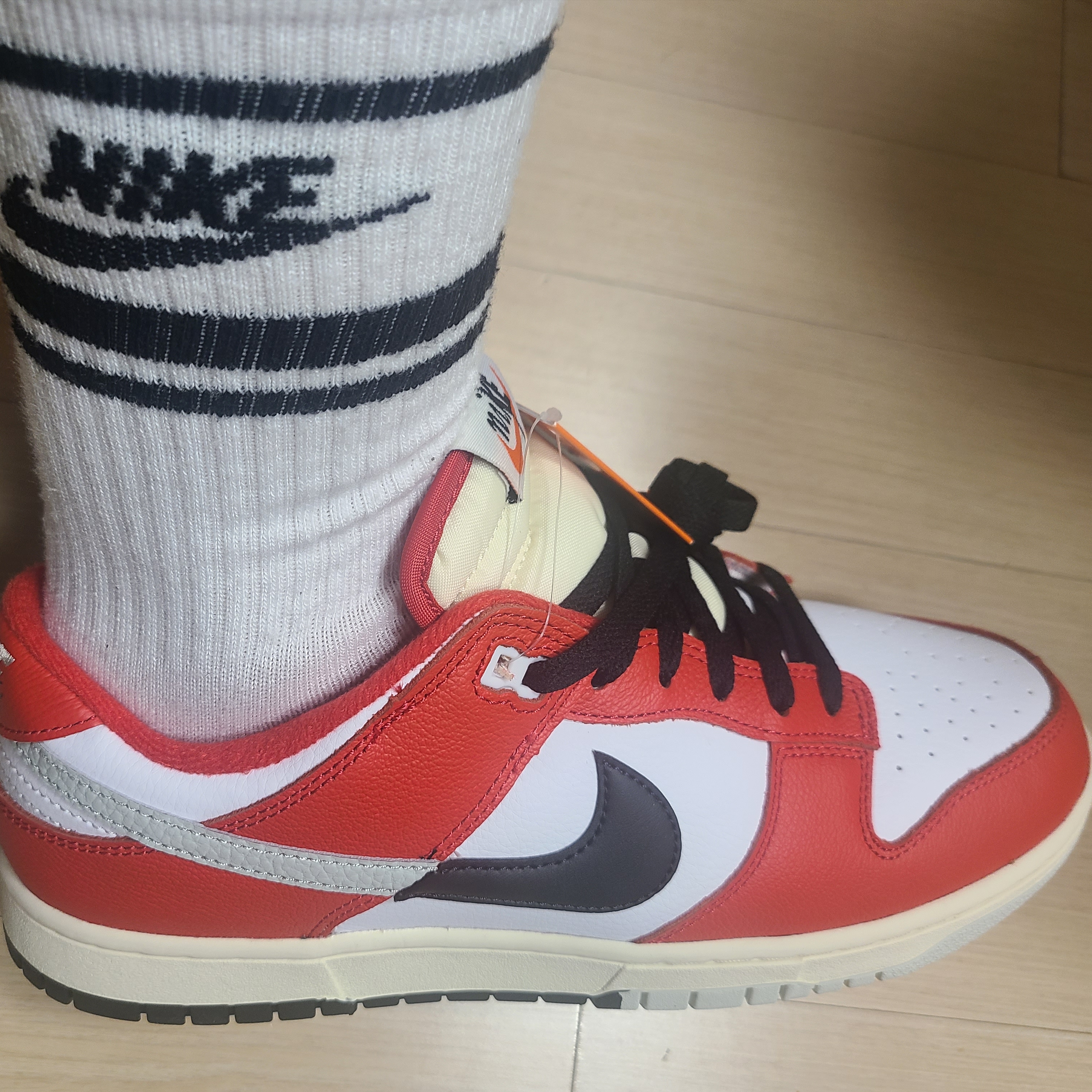 Nike Dunk Low Retro PRM University Red Black 착용 스타일 - 3