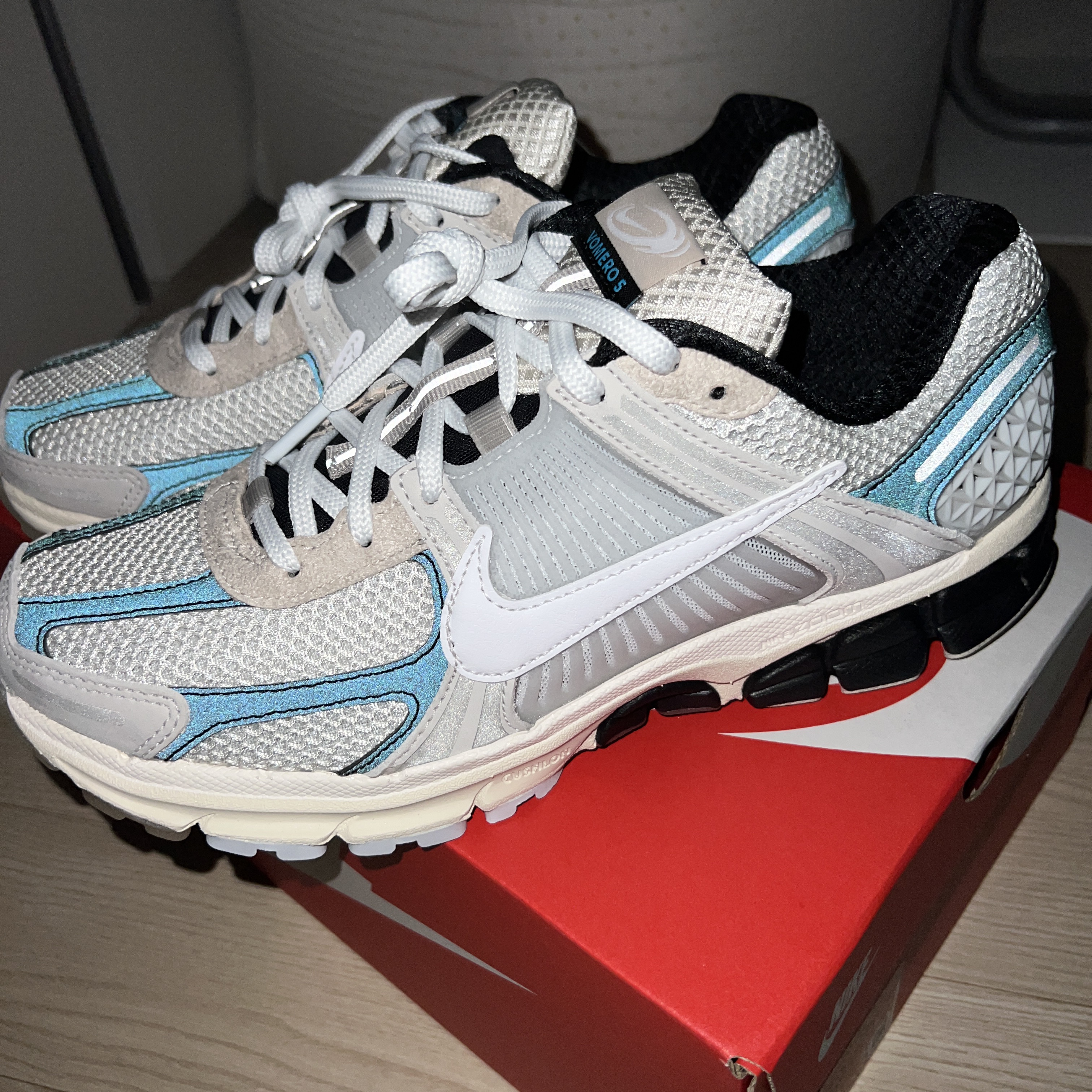 Nike Zoom Vomero 5 Light Bone and Black 착용 스타일 - 5