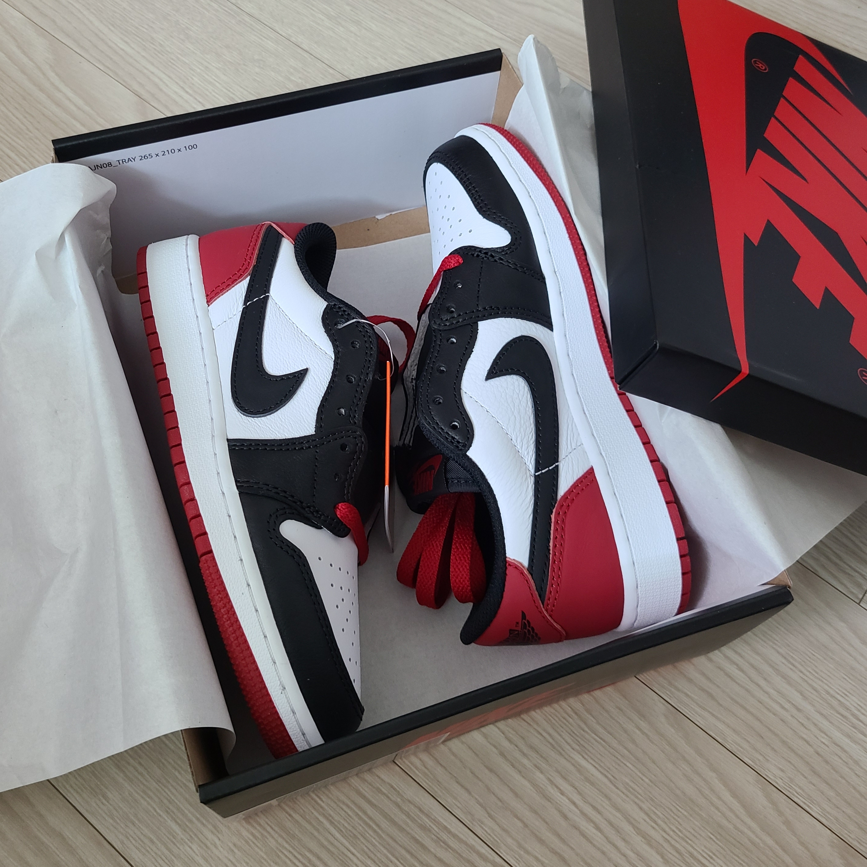 (GS) Jordan 1 Retro Low OG Black Toe 착용 스타일 - 1