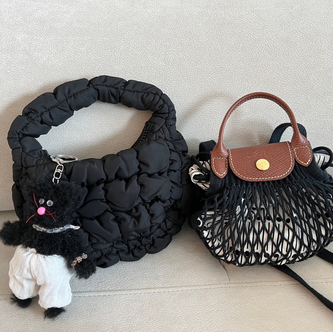 COS Quilted Micro Bag Black, Monamhee Beulpingi Keyring with White Pants Black 착용 스타일