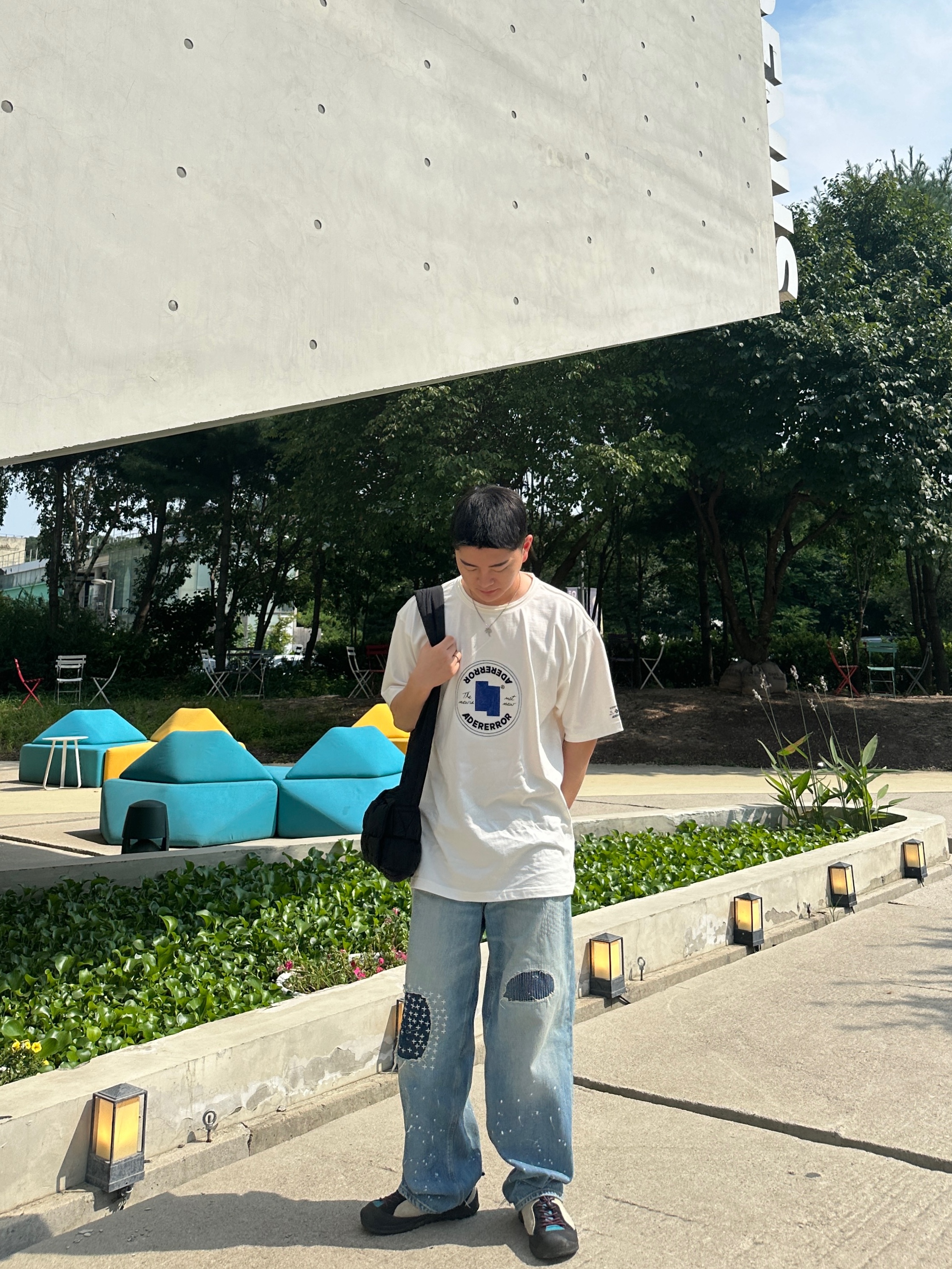 Converse x Ader Error Shapes T-Shirt Cloud Dancer, Zara x Ader Error Patchwork Jeans Blue 착용 스타일 - 3