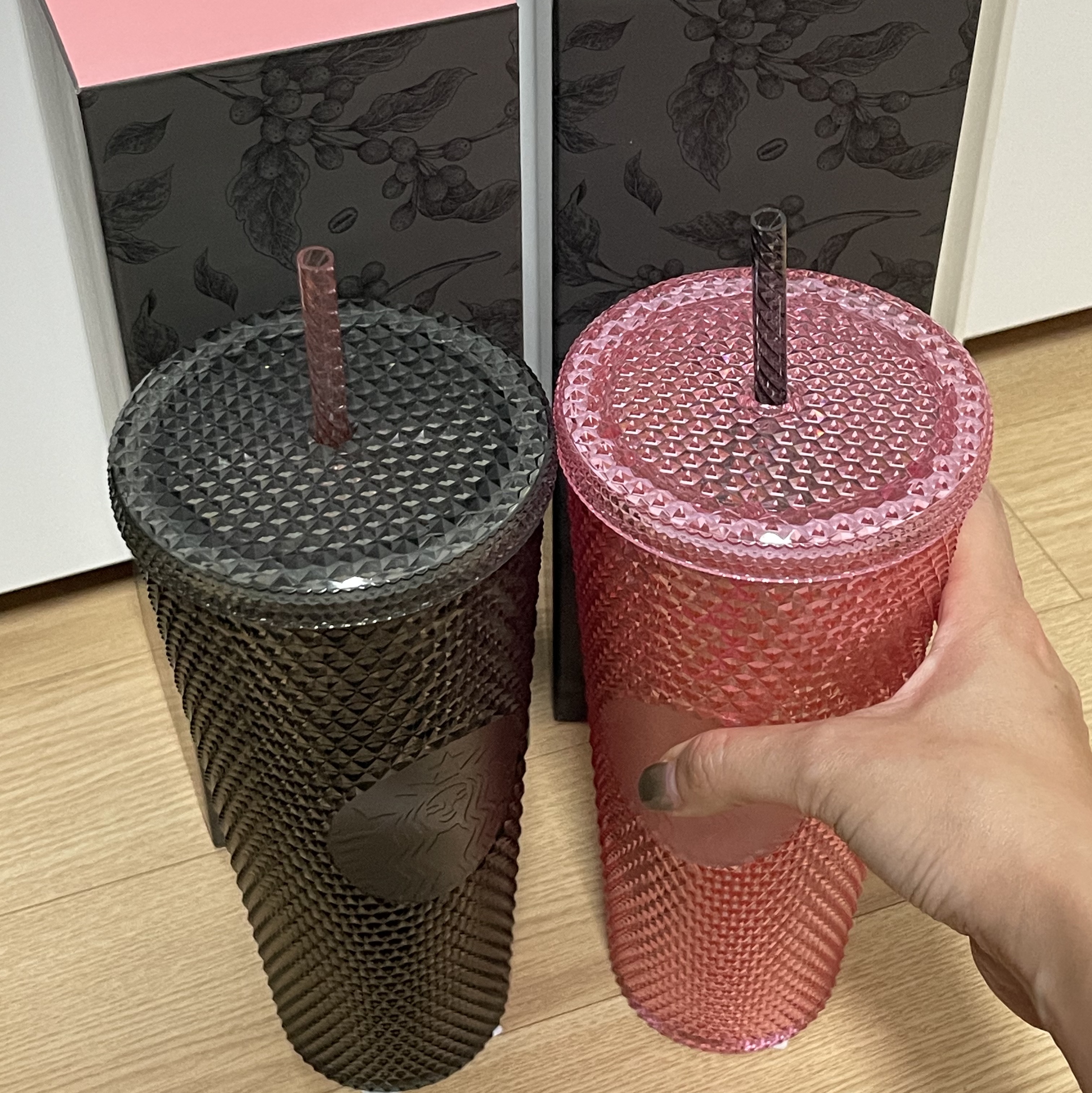 Starbucks x Blackpink Pink Stud Cold Cup 710ml 착용 스타일